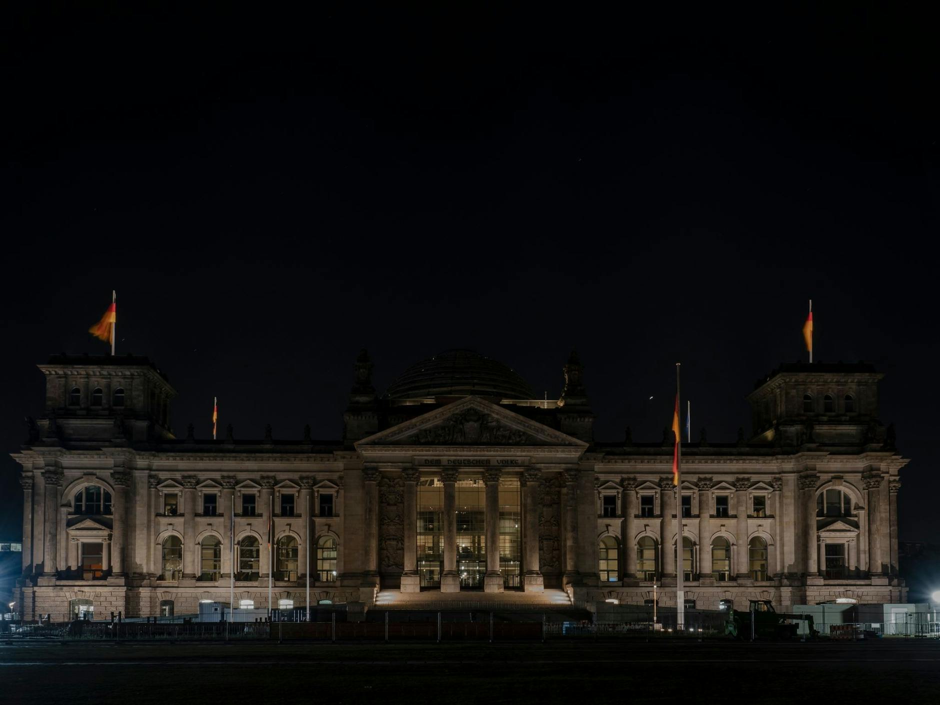 ARCHIV - Energiesparmaßnahme: Der Reichstag in Berlin samt Kuppel bleibt in der Nacht dunkel