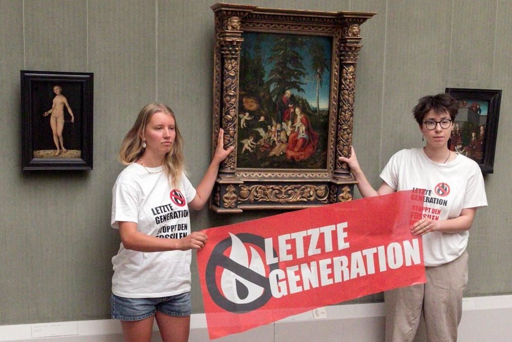 Berlin: Aktivisten der Gruppe „Letzte Generation“ klebten sich in der Gemäldegalerie an einem biblischen Werk von Lucas Cranach d. Ä. fest.