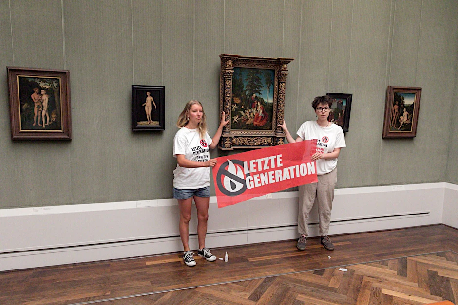 Berlin: Aktivisten der Gruppe „Letzte Generation“ klebten sich in der Gemäldegalerie an einem biblischen Werk von Lucas Cranach d. Ä. fest.