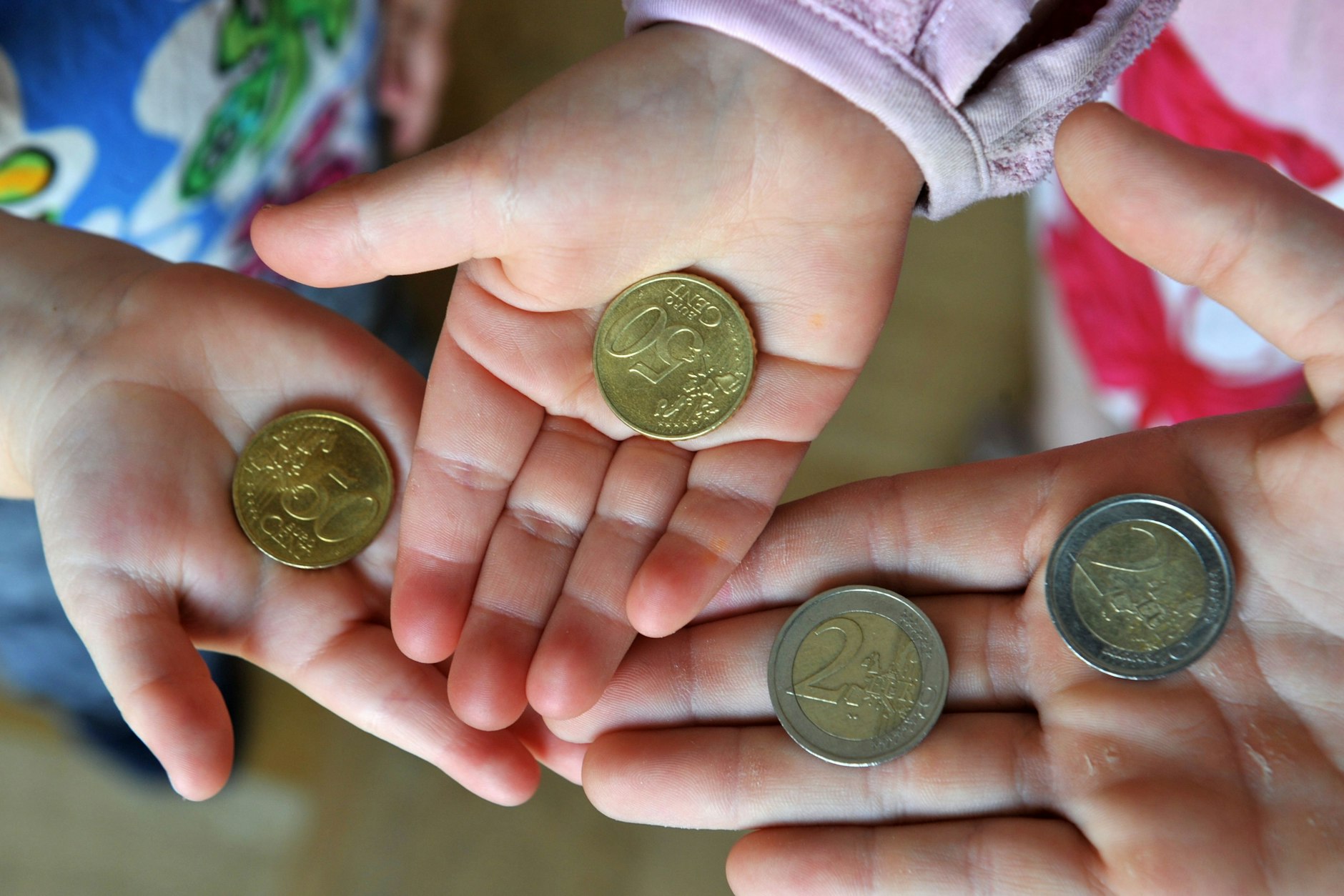 Wie viel Taschengeld Kinder bekommen sollten, hängt von verschiedenen Faktoren ab.
