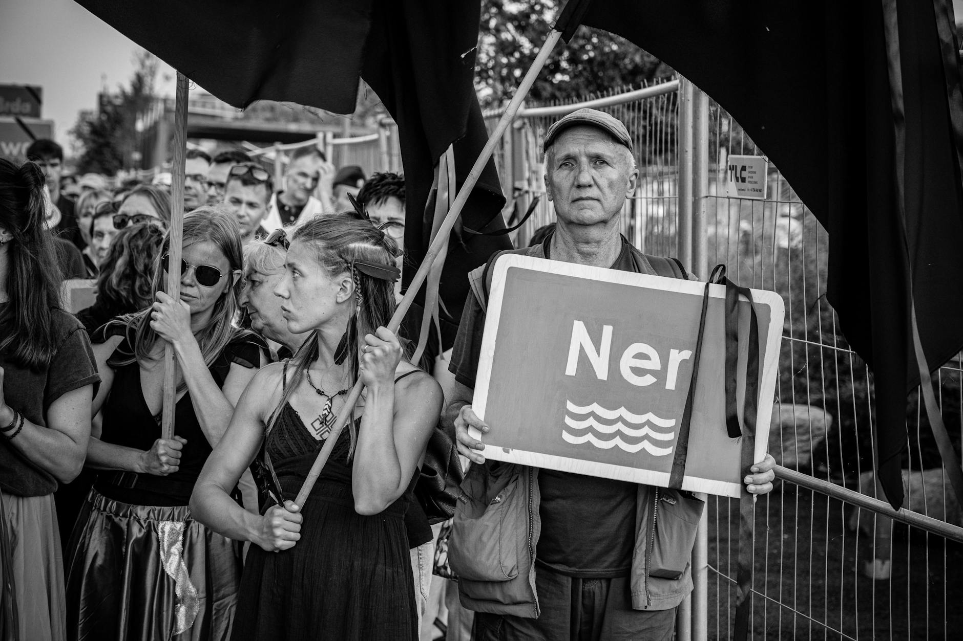 Ein Mann protestiert gegen das Fischsterben in Polen, August 2022.