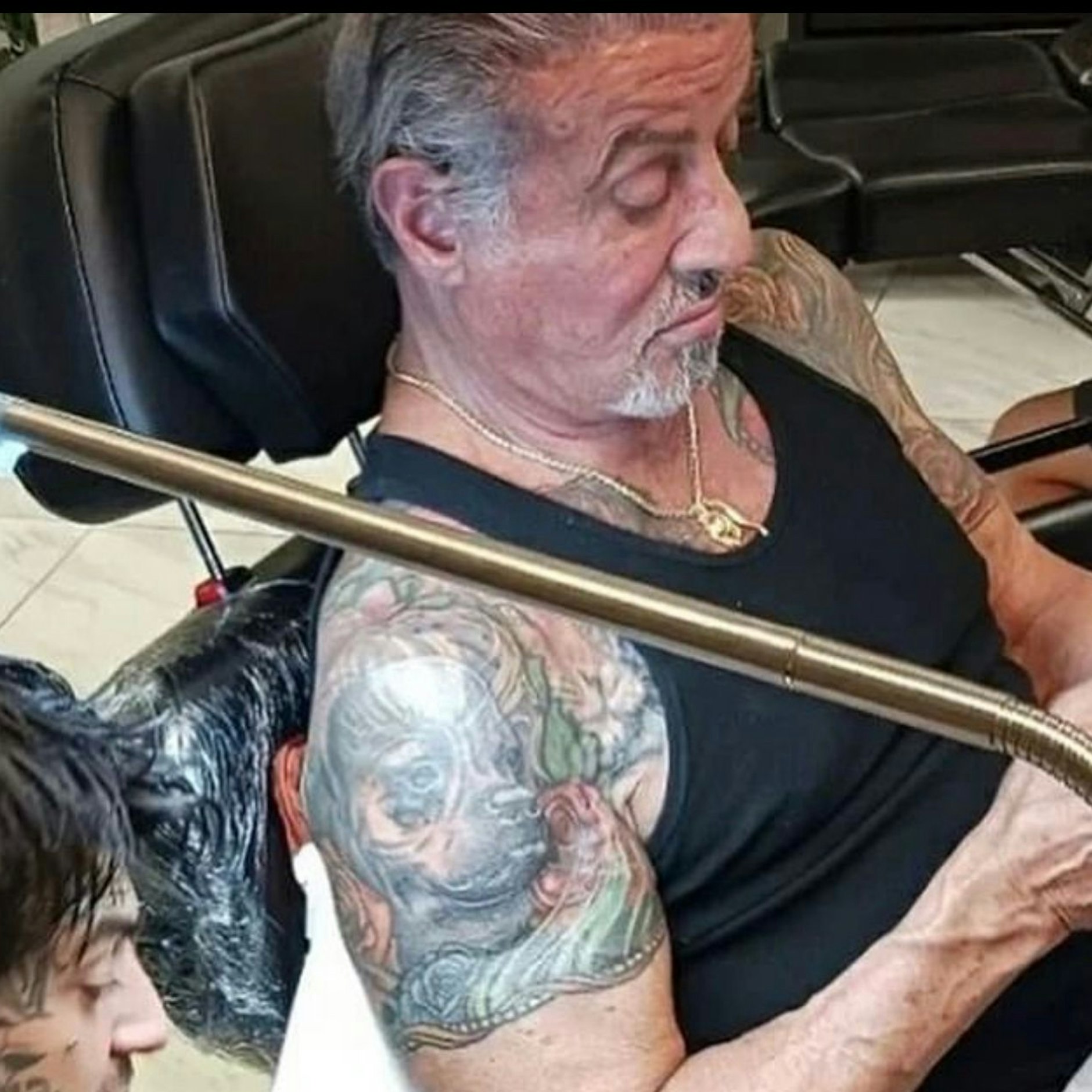 Anstelle seiner Frau ziert nun Hund Butkus den Oberarm von Sylvester Stallone.