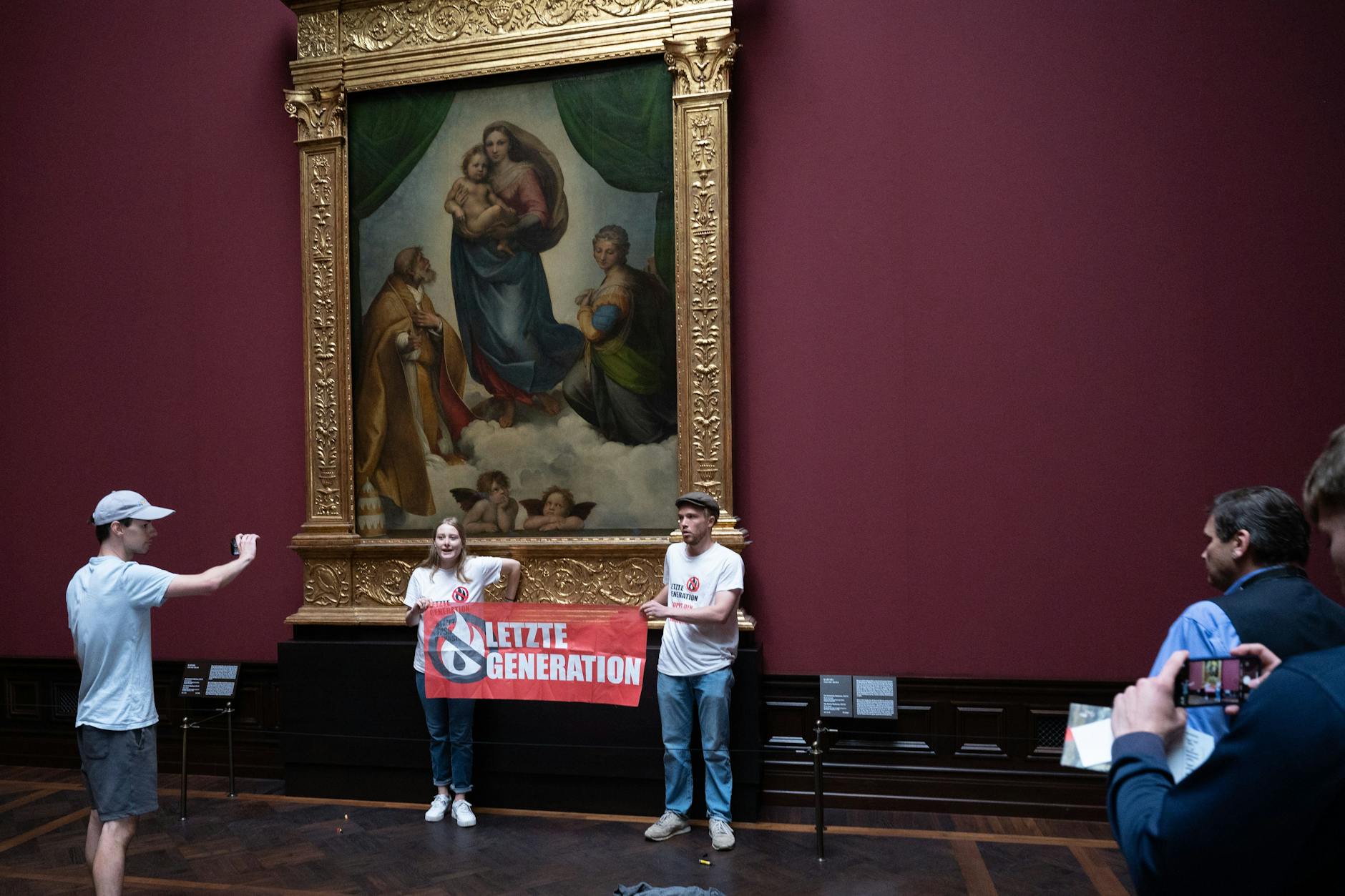 Protest vor Raffaels „Sixtinischer Madonna“ in Dresden.