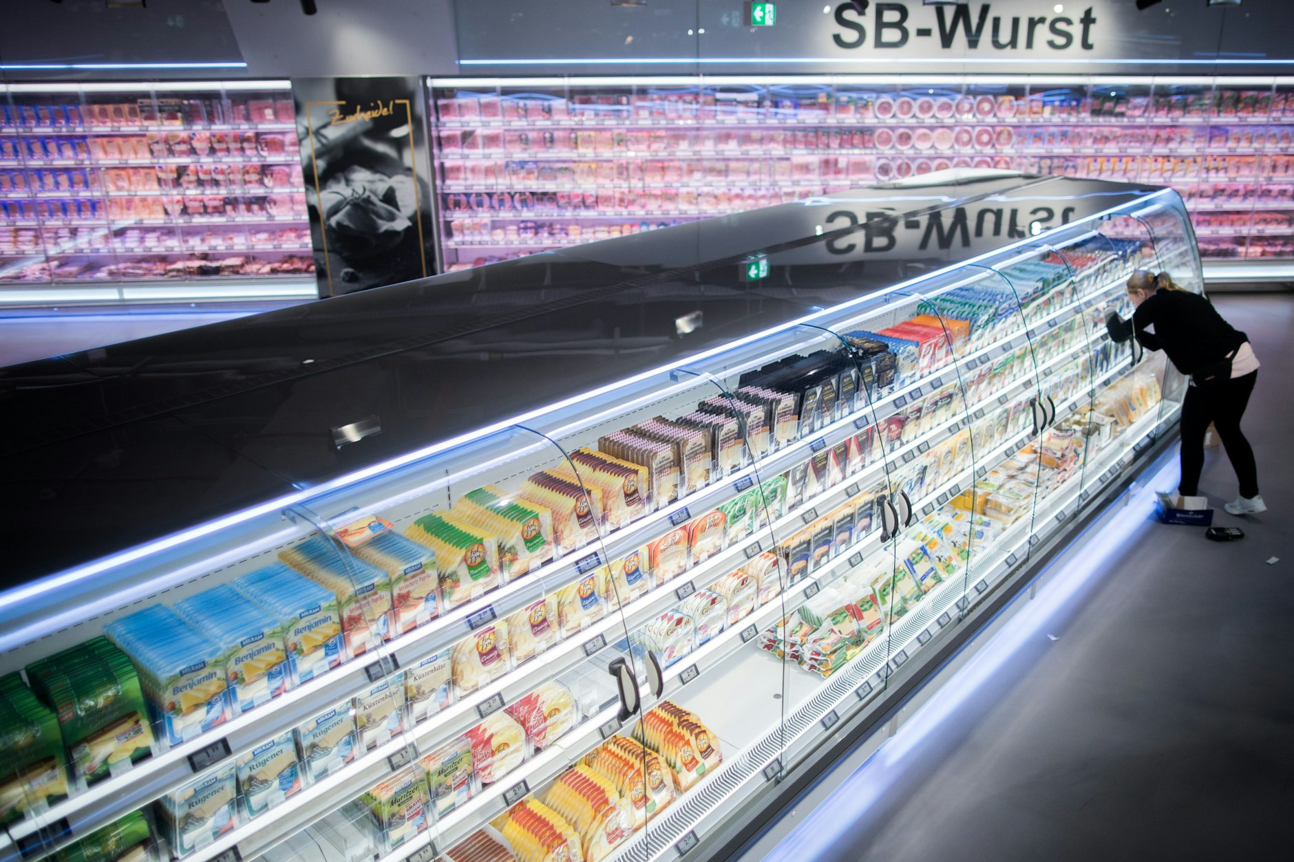 Offene Kühltheken fressen viel Strom. Die Supermarkt-Ketten wollen nun die Raumtemperaturen senken, um Energie zu sparen.