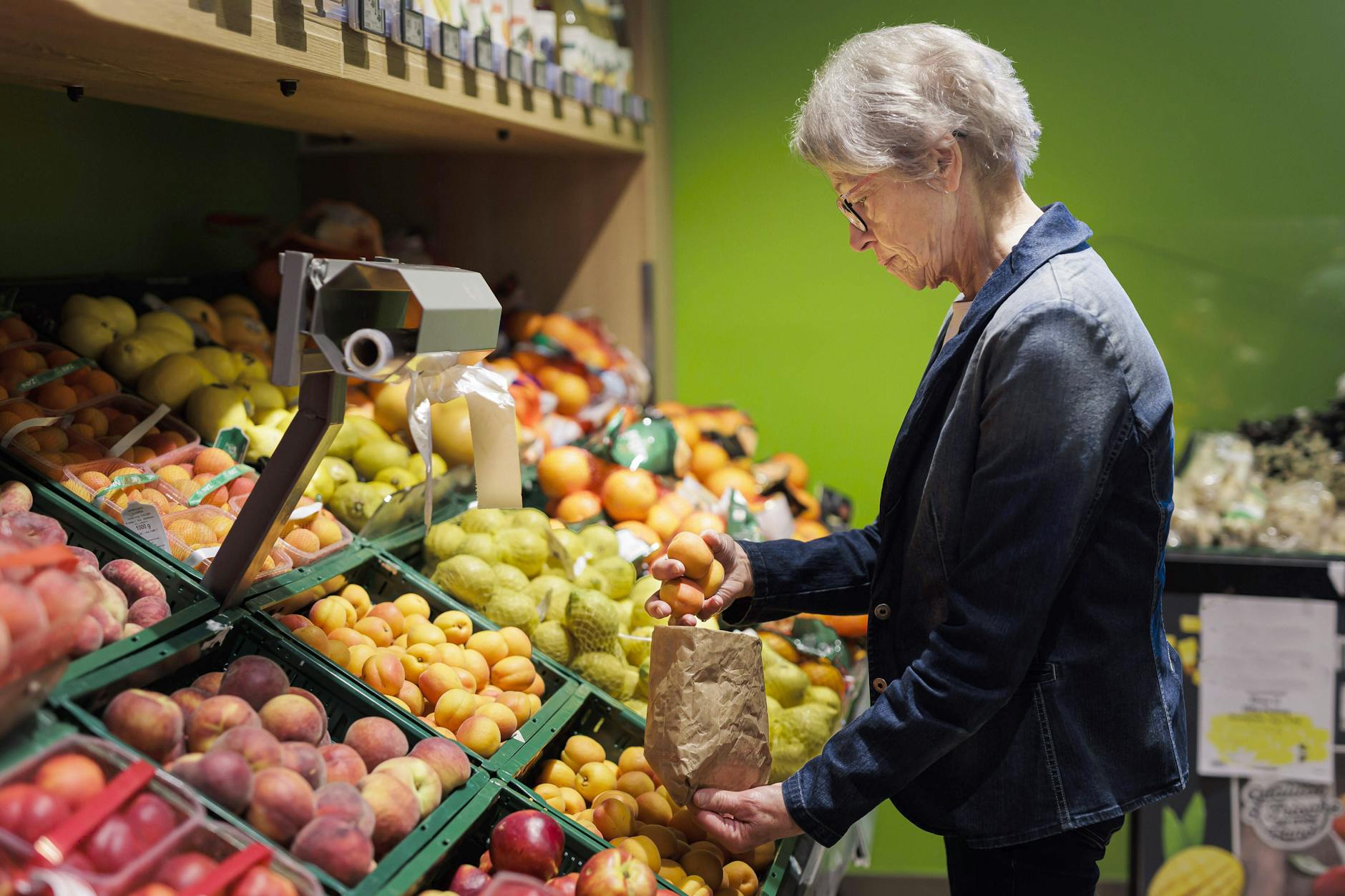 Im Supermarkt muss man derzeit besonders genau hinschauen, viele Produkte sind viel teurer geworden.