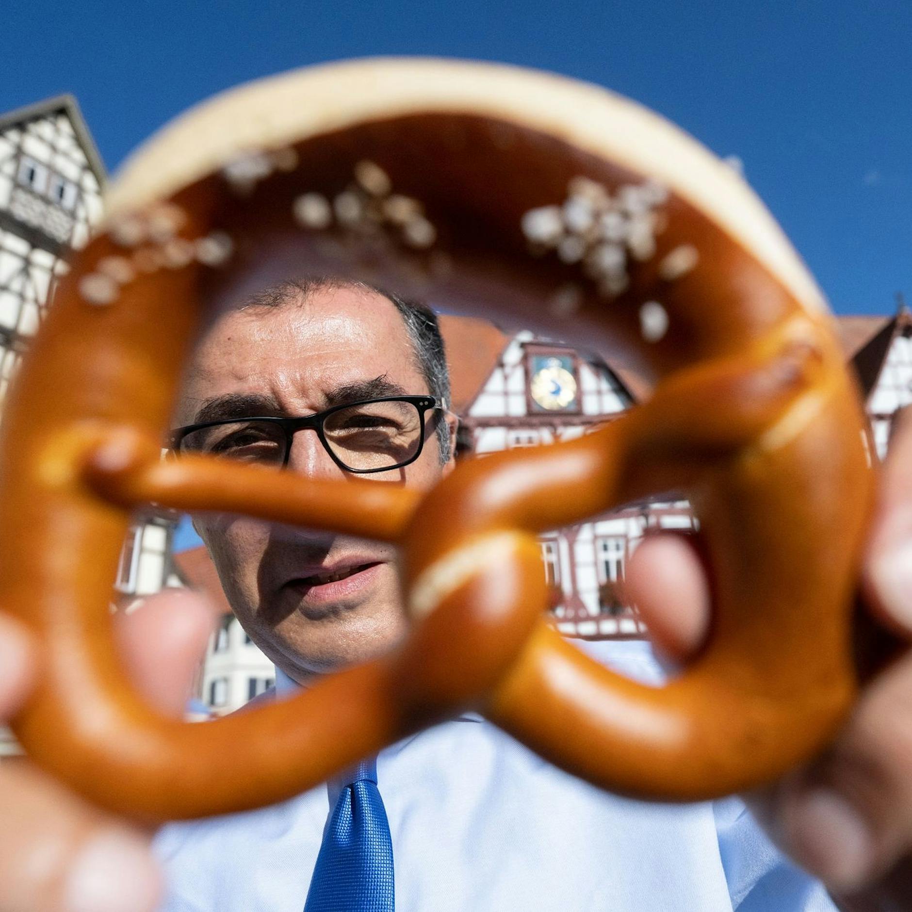 „Die beste Brezel ist schwäbisch", findet Cem Özdemir. Das Brezelbacken soll jetzt Kulturerbe werden