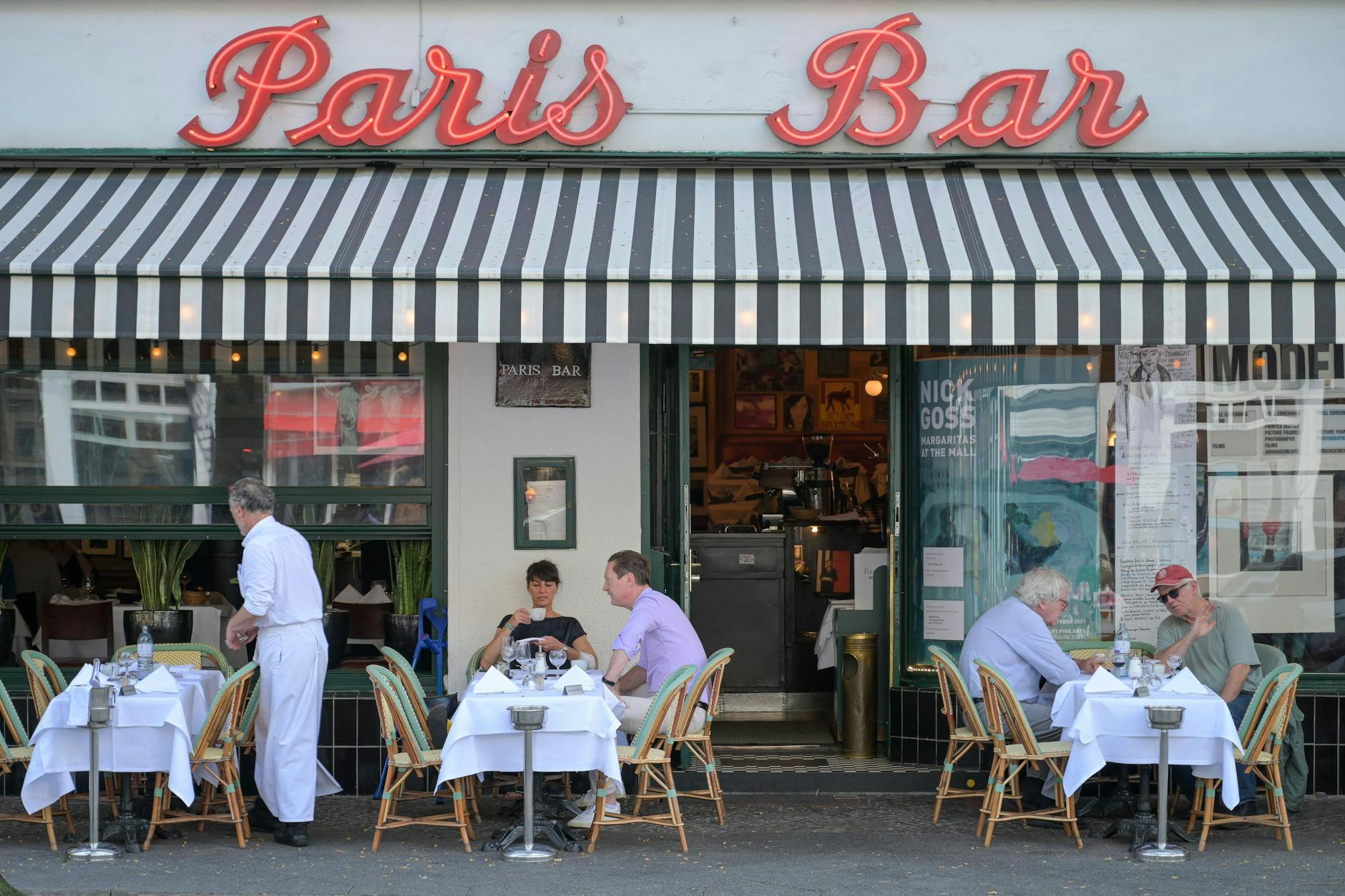Die Paris Bar in der Kantstraße im Berliner Ortsteil Charlottenburg