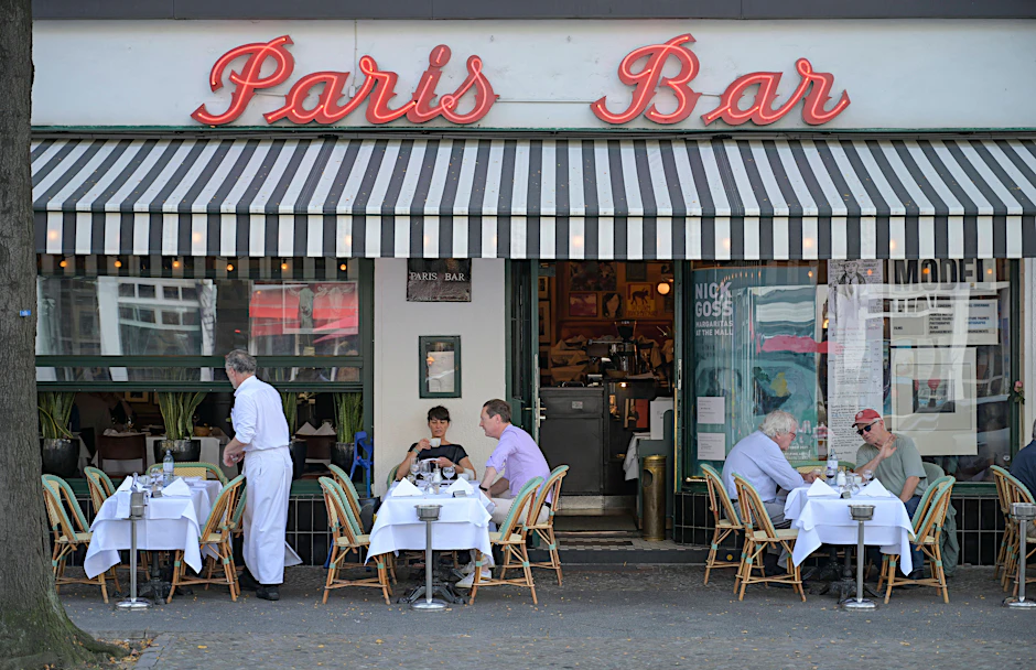 Die Paris Bar in der Kantstraße im Berliner Ortsteil Charlottenburg