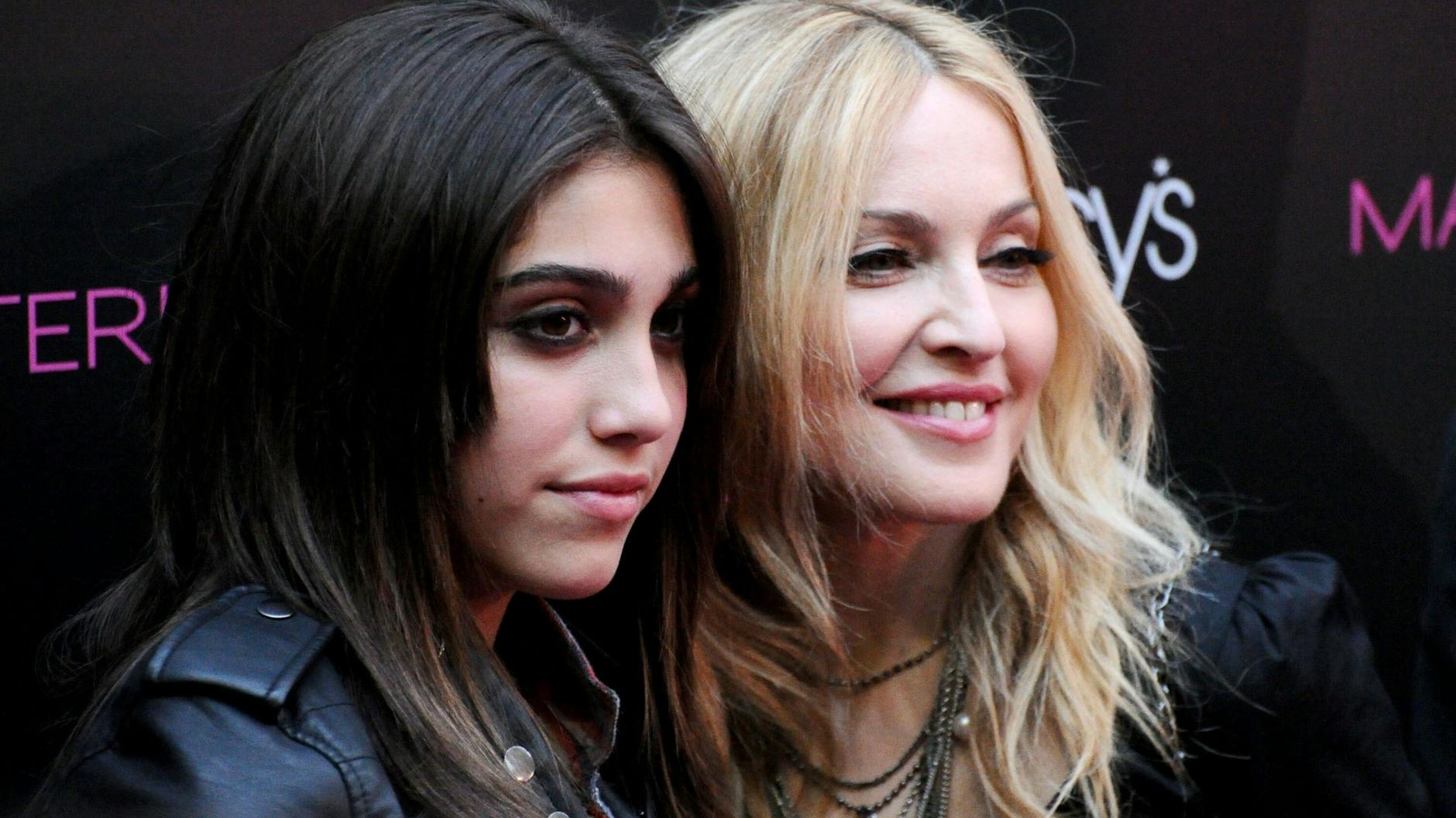 Lourdes Maria Ciccone Leon kam am 14. Oktober 1996 in Los Angeles als Tochter von Pop-Queen Madonna und dem kubanischen Schauspieler und Fitnesstrainer Carlos Leon zur Welt.