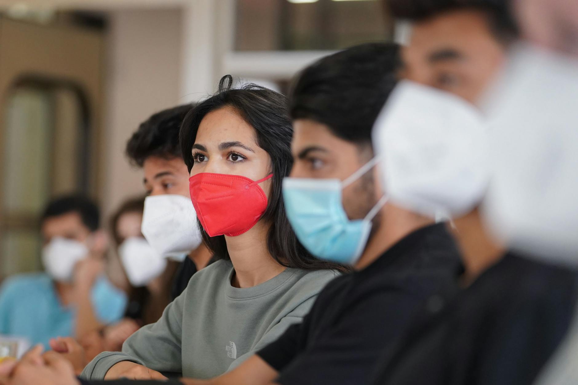 Schüler, die dem Unterricht lauschen. Der Anteil der Schüler mit nicht-deutscher Herkunftssprache (ndH) ist nur bedingt aussagekräftig für die Frage, wieviel Unterstützungsbedarf die Schulen haben. 