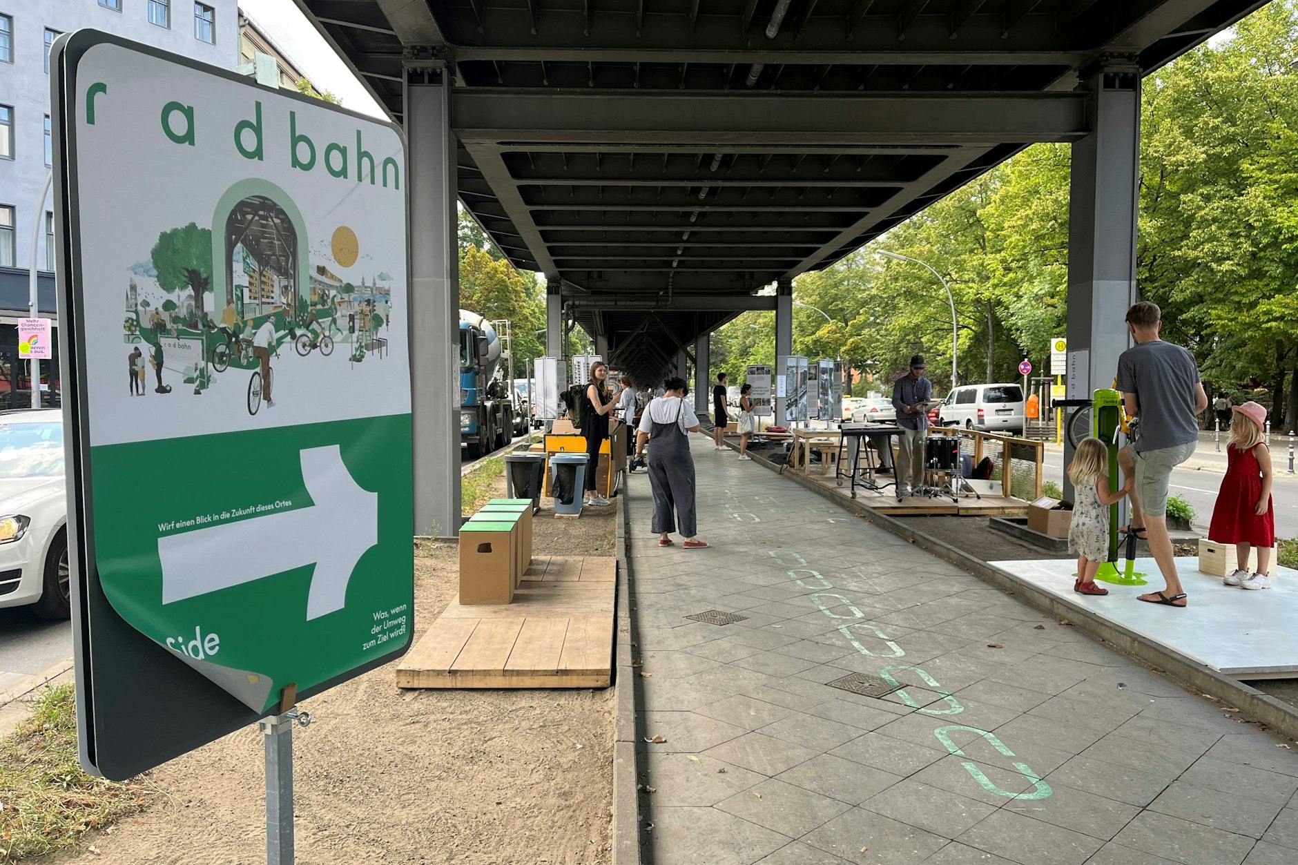 Willkommen auf dem Testfeld der geplanten Radbahn in Kreuzberg. Unter dem Viadukt der U1 sind Sitzgelegenheiten, eine Ausstellung und andere Elemente aufgebaut worden.