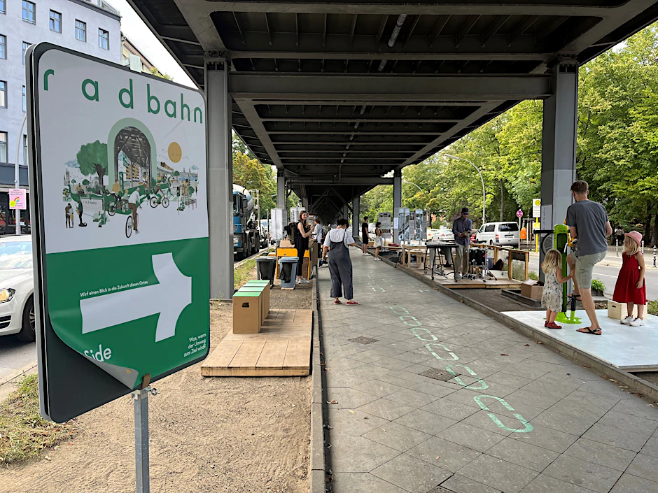 Willkommen auf dem Testfeld der geplanten Radbahn in Kreuzberg. Unter dem Viadukt der U1 sind Sitzgelegenheiten, eine Ausstellung und andere Elemente aufgebaut worden.