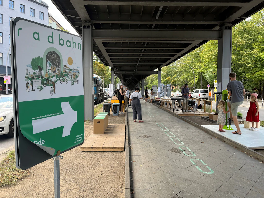 Neues Verkehrsexperiment: Das ist Berlins erster überdachter Radweg