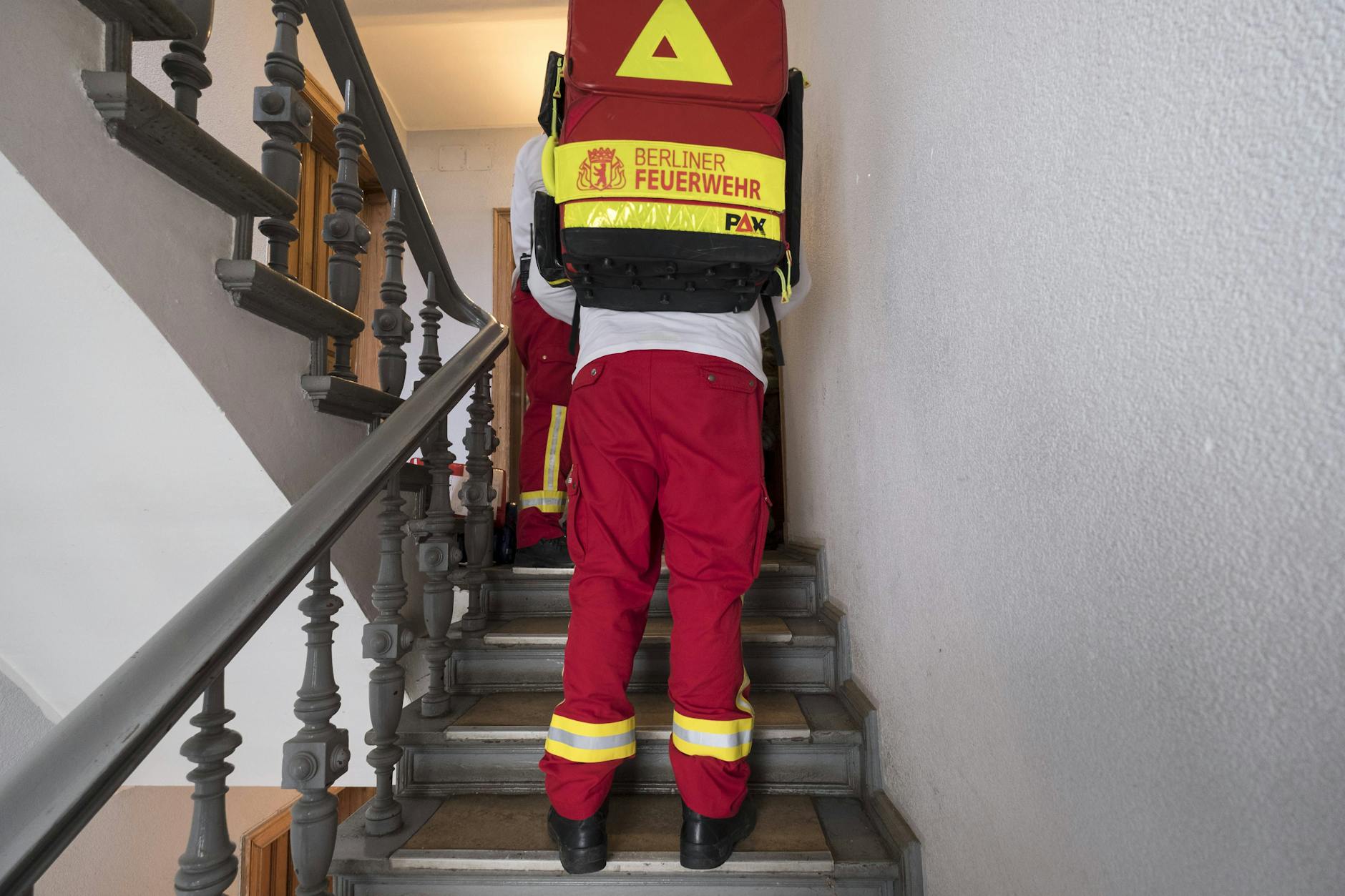 Notfallsanitäter mit Rettungsrucksack auf dem Weg zu einem Einsatz in Berlin.