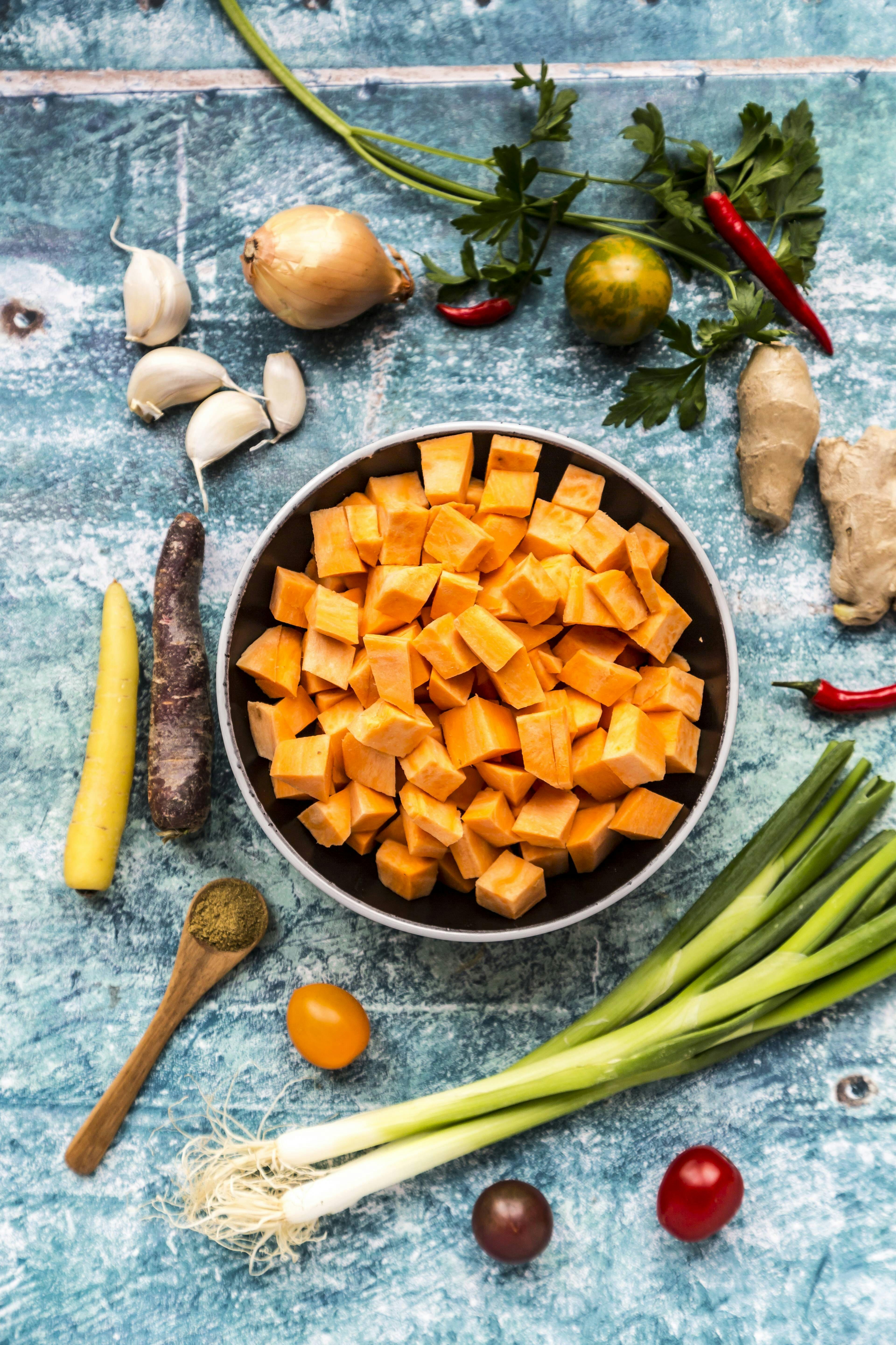 Süßkartoffeln mit Knoblauch und Feta: Dieses einfache Ofengericht ist ...