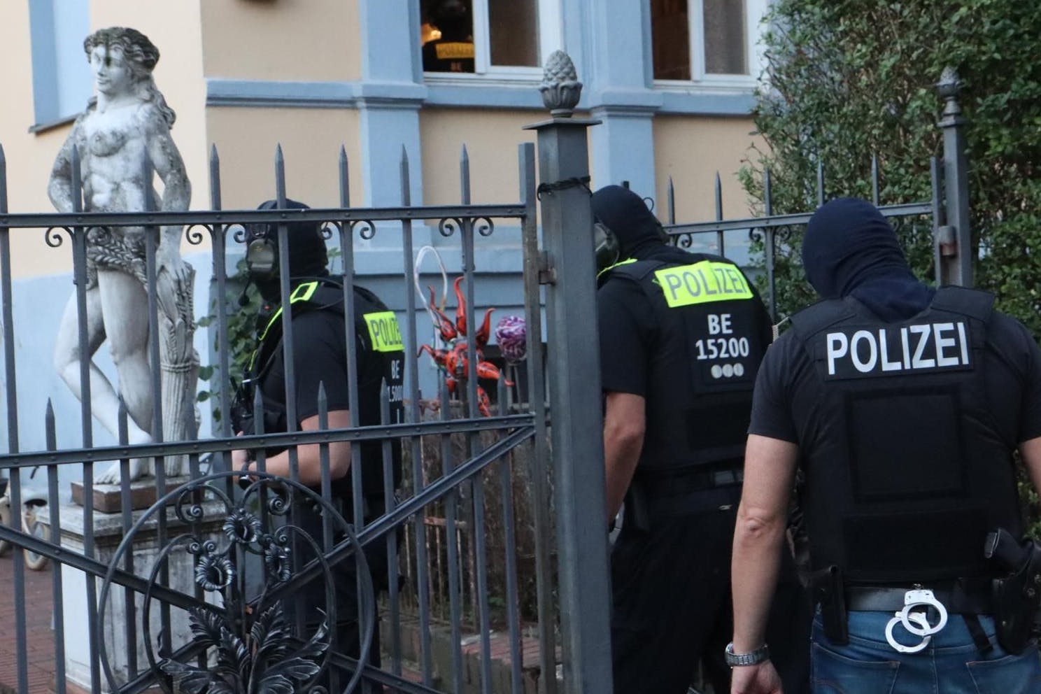 Bereitschaftspolizisten durchsuchten am Morgen die Villa des Remmo-Clans in Neukölln.