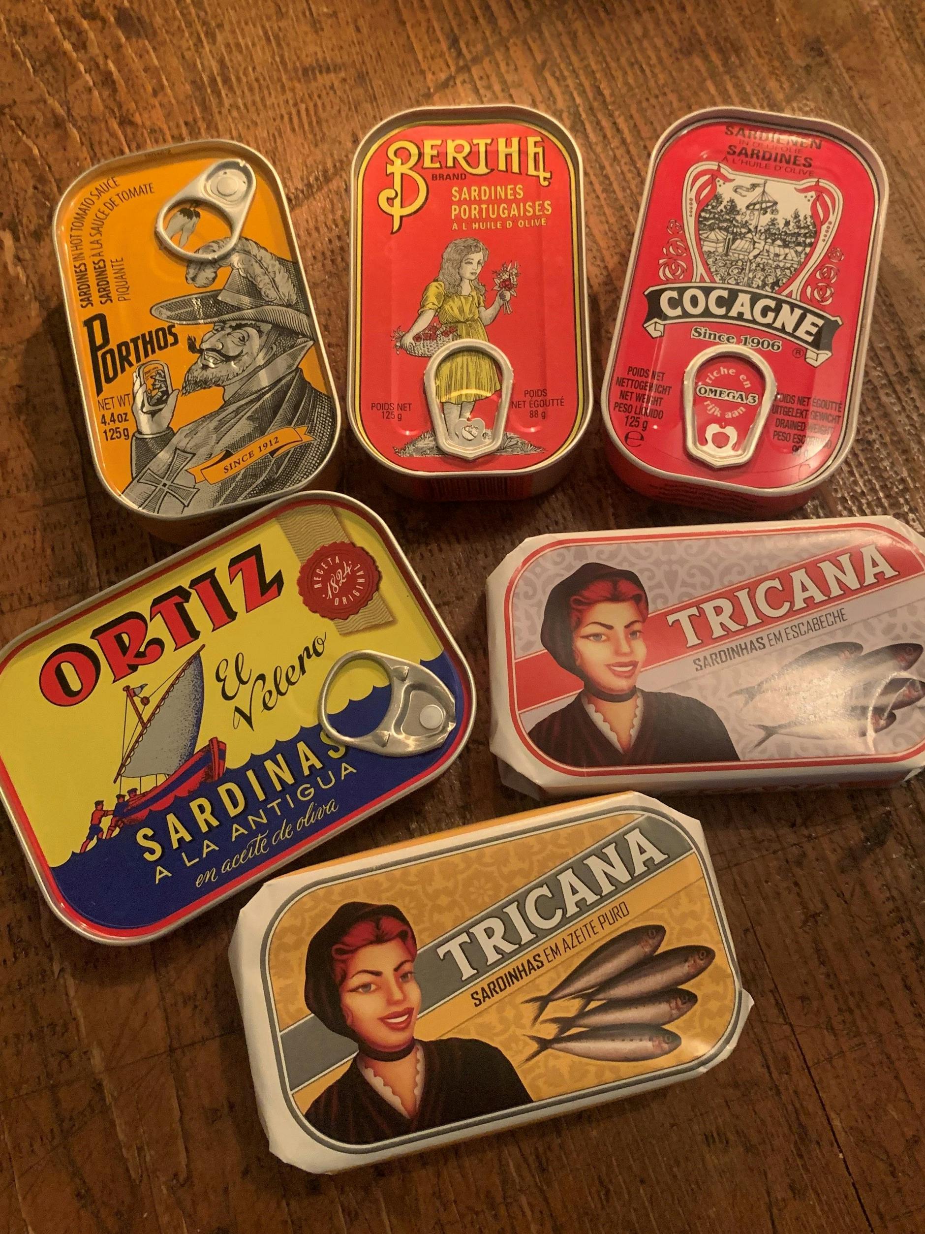 Aus aller Herren Länder: Die Auswahl an Ölsardinen ist schier grenzenlos. Der Auto liebt Ortiz-Sardinen (links).