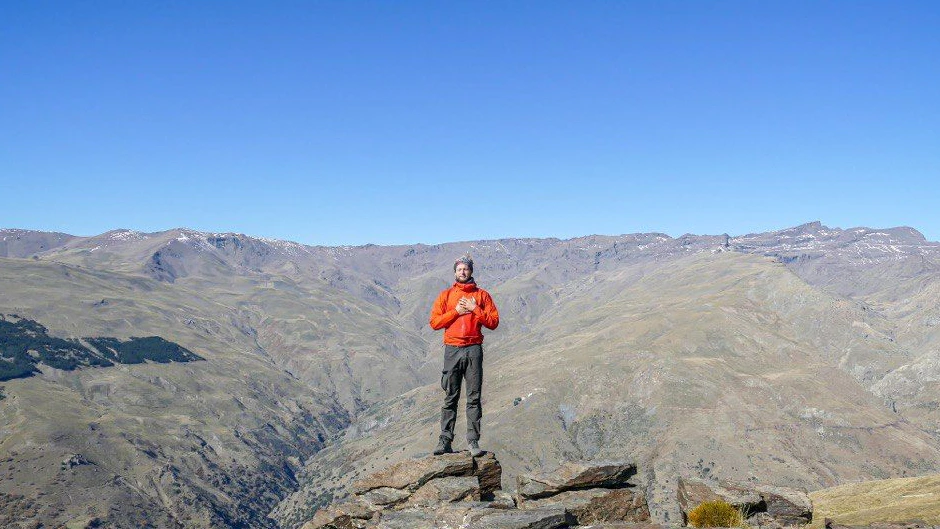 Im Winter wird es in Südspanien auch mal kühler. Im Hintergrund die Sierra Nevada.