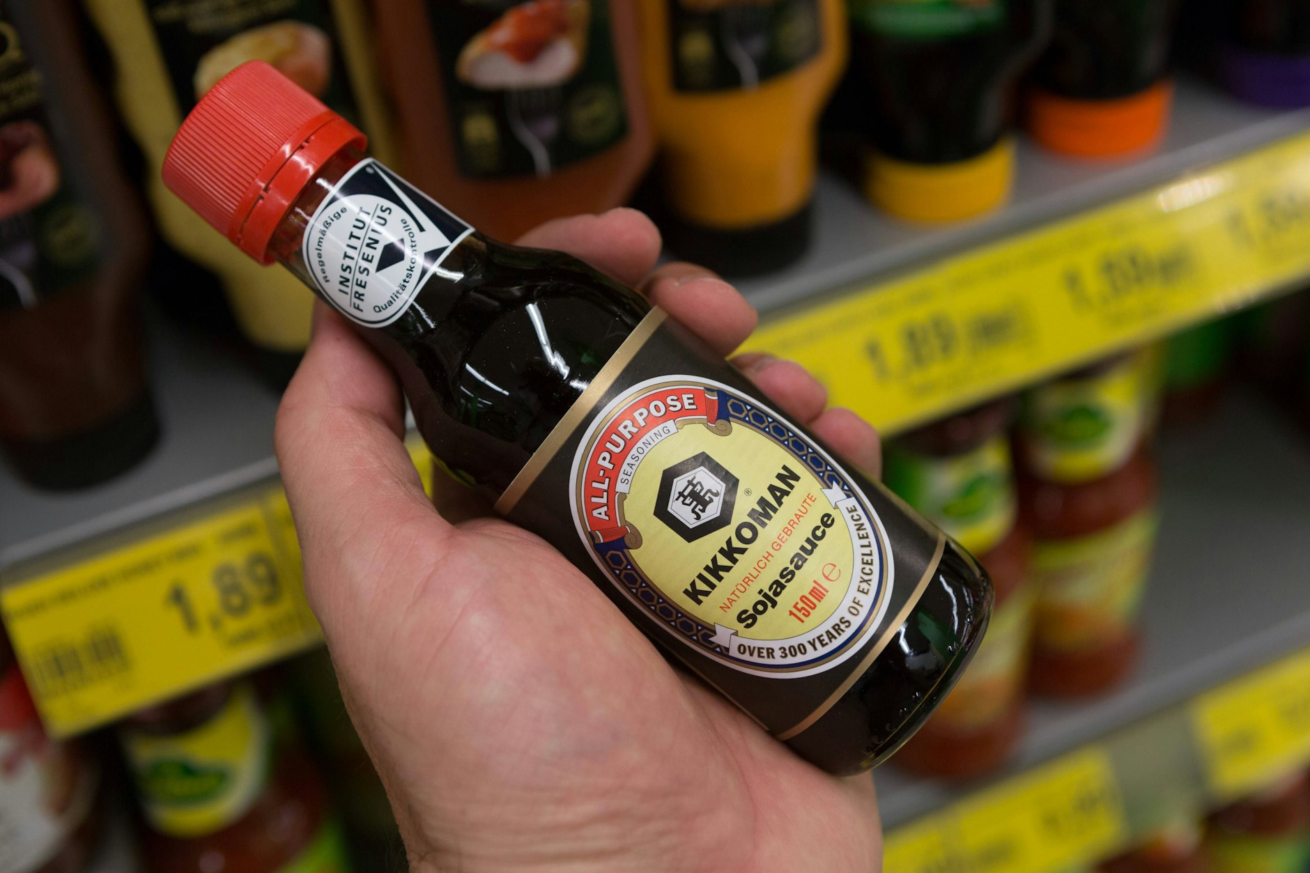 Ab in den Einkaufswagen: Sojasoße haben Sie wahrscheinlich schon.