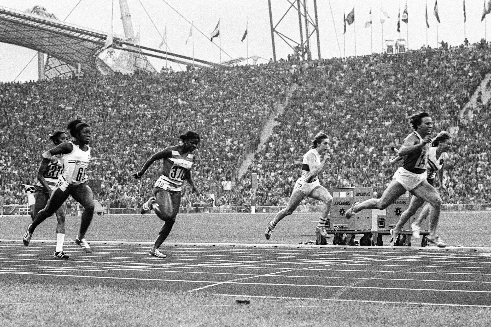 Der 100-m-Zieleinlauf 1972: Renate Stecher (2.v.re.) gewinnt vor Raelene Boyle (Australien, re.), Silvia Chivas (Kuba, 2.v.li.), Iris Davis (USA, 3.v.li.) und Annegret Richter (BRD, 3.v.re.).
