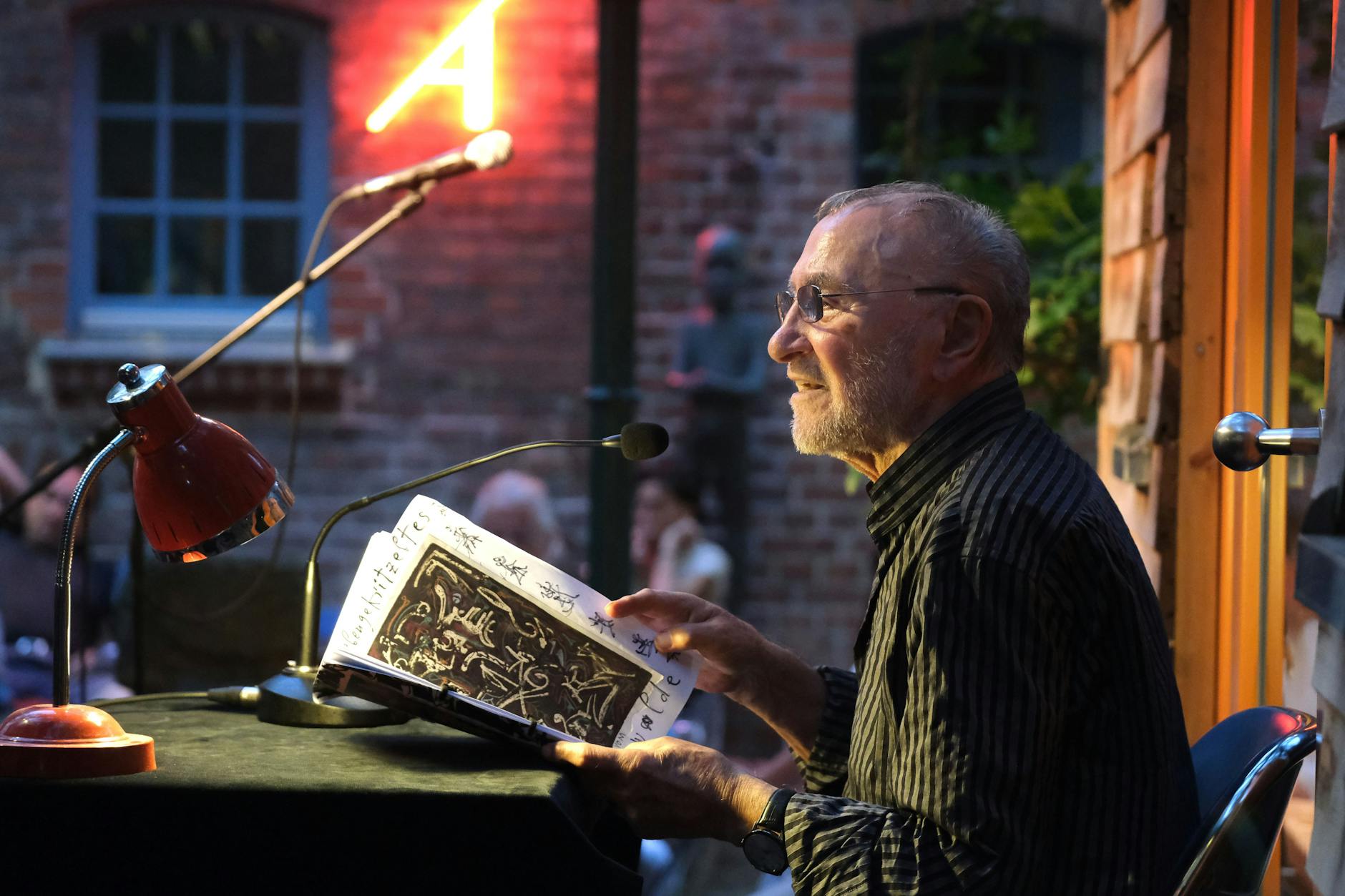 Strawalde (Jürgen Böttcher) liest Gedichte und erzählt im Hof der Brotfabrik.