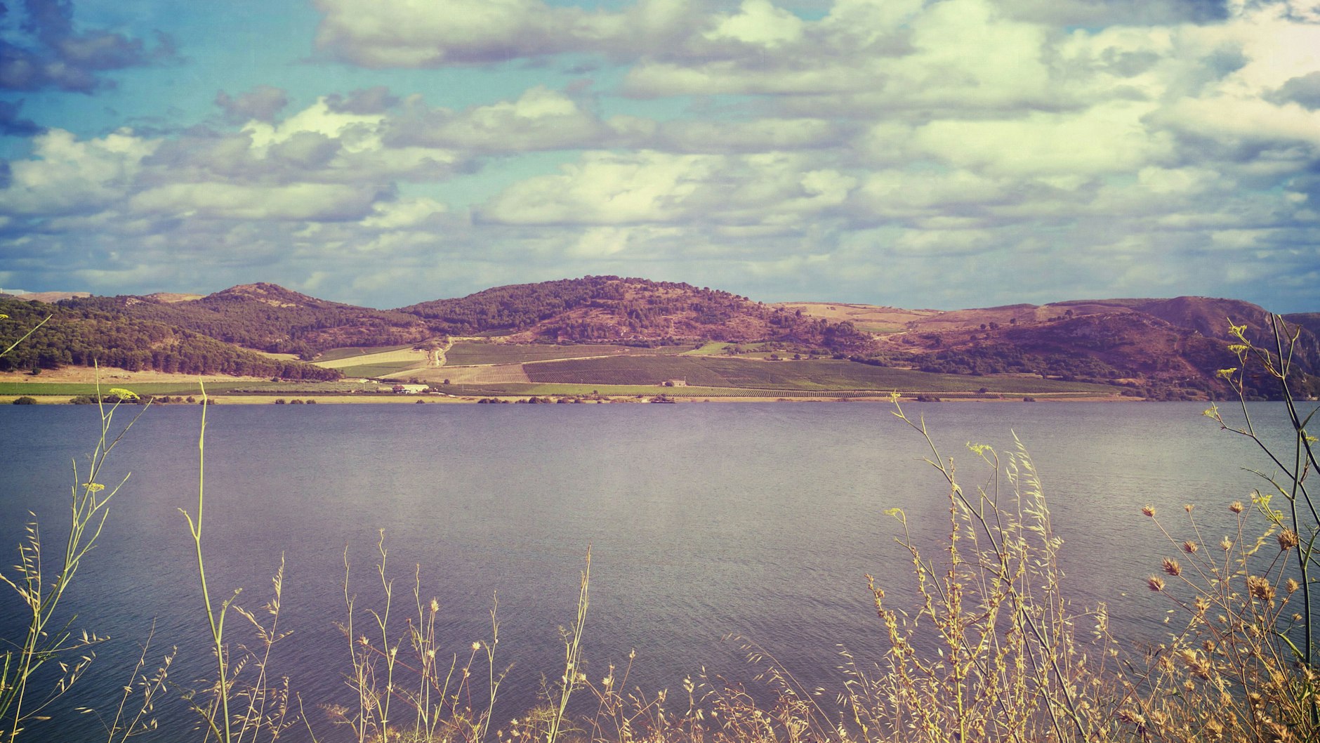 Die beiden haben von ihrer Terrasse aus einen Ausblick auf den bildschönen Arancio See