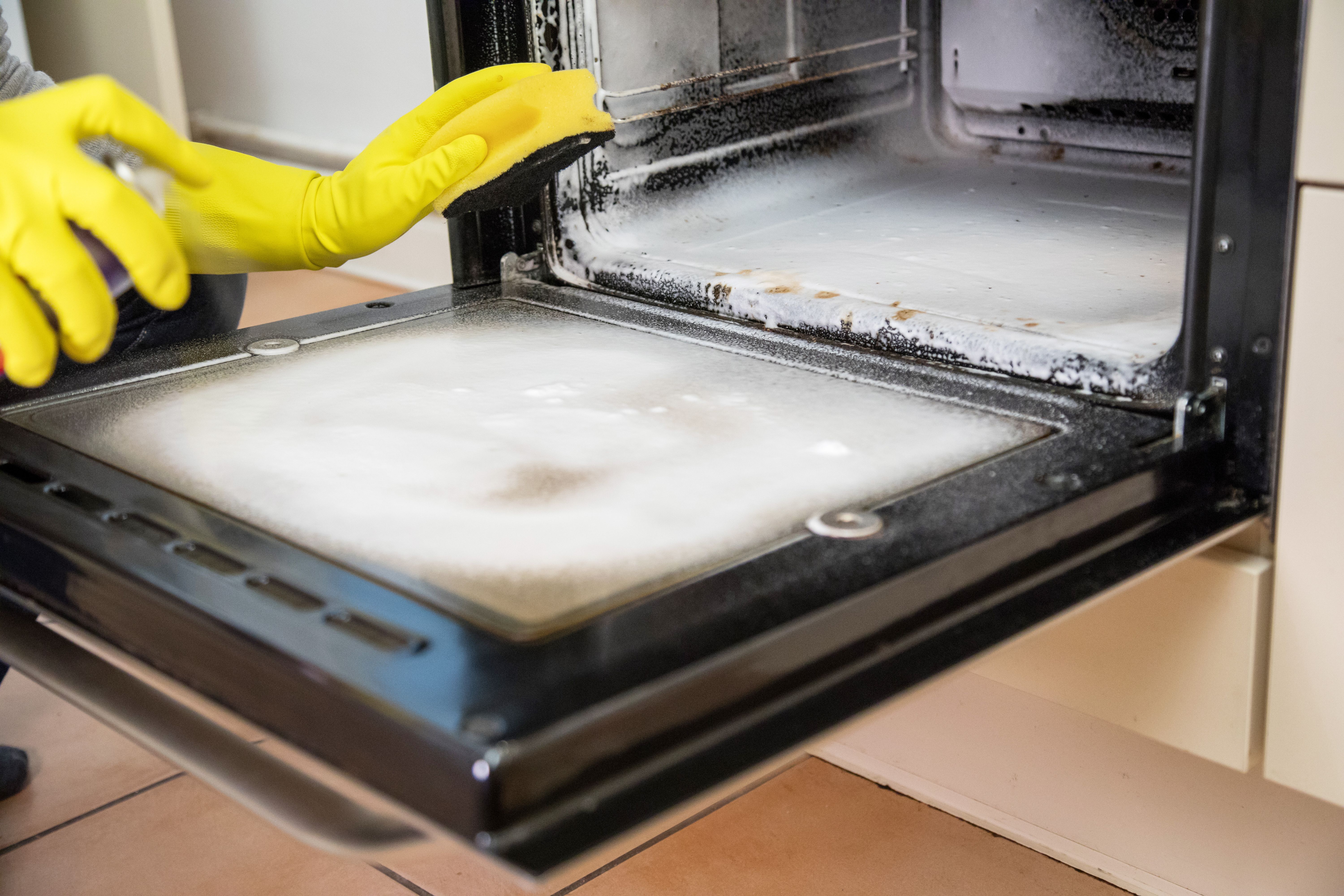 Image - Backofen reinigen: Welche teuren Mittel wie gut sind und welche Hausmittel noch besser