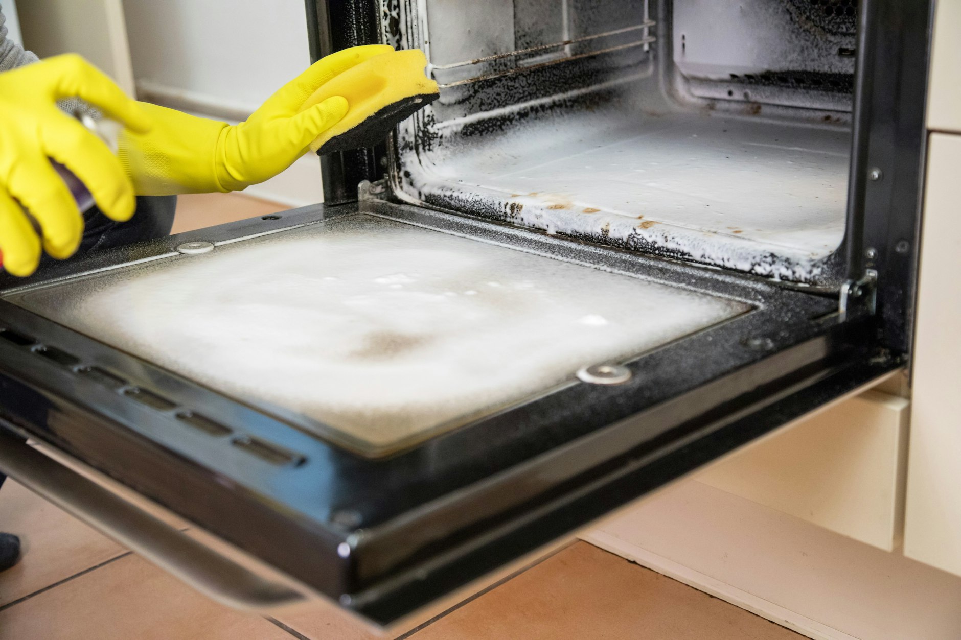 Den Backofen kann man mit Chemiekeulen reinigen – oder mit günstigeren Hausmitteln, die man immer griffbereit hat.