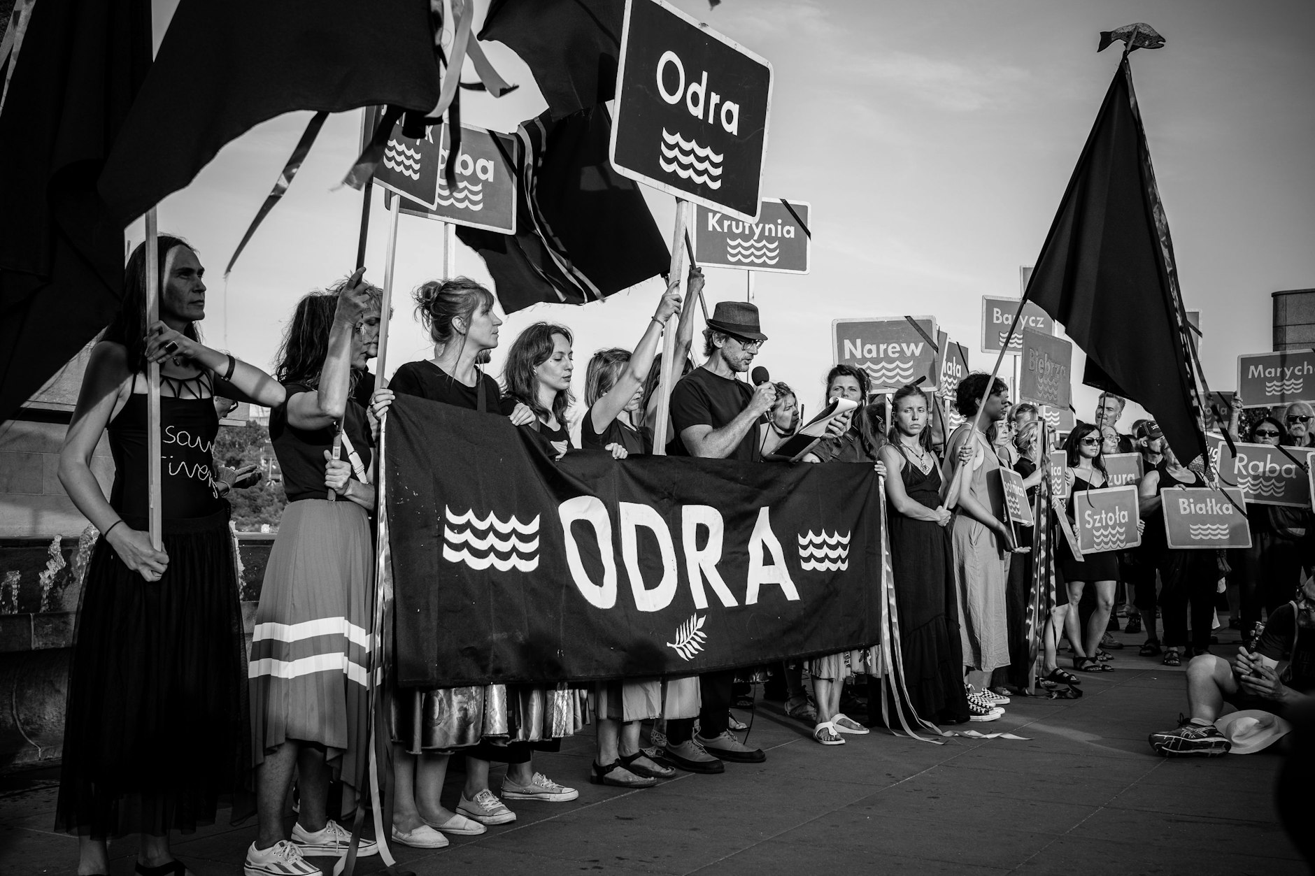 Menschen in Warschau protestieren gegen das Odersterben, August 2022.