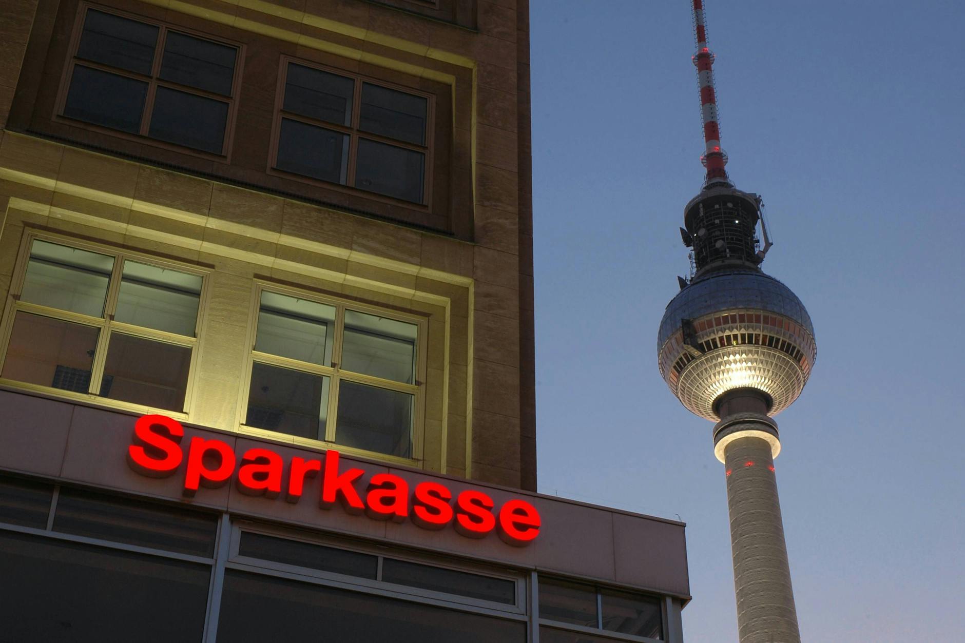 Eine Sparkassen-Filiale in der Nähe des Fernsehturms