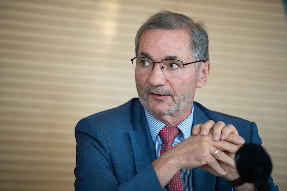 ARCHIV - Matthias Platzeck, ehemaliger Ministerpräsident von Brandenburg, spricht bei einer Pressekonferenz.  