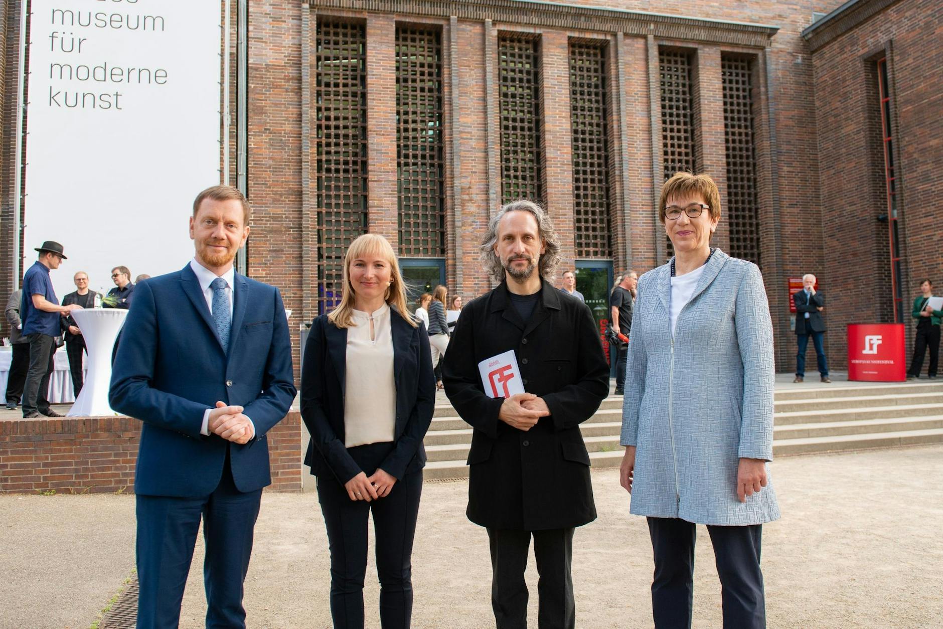 ARCHIV - Sachsens Ministerpräsident Michael Kretschmer (CDU, l-r), Kulturservice-Geschäftsführerin Maria Schulz, Festival-Intendant Daniel Kühnel und Ministerin Kathrin Schneider in Cottbus. pa