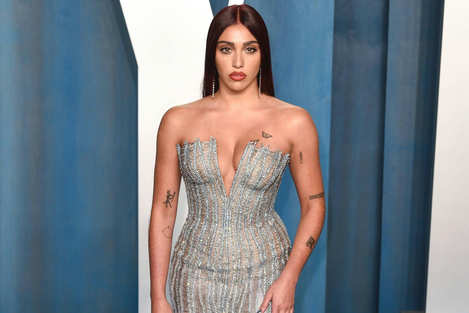 Die 25-Jährige stellte als Lolahol am Mittwoch ihre Single „Lock & Key“ auf YouTube. Es handelt sich um eine Dance-Pop Nummer, die Club-reif klingt.