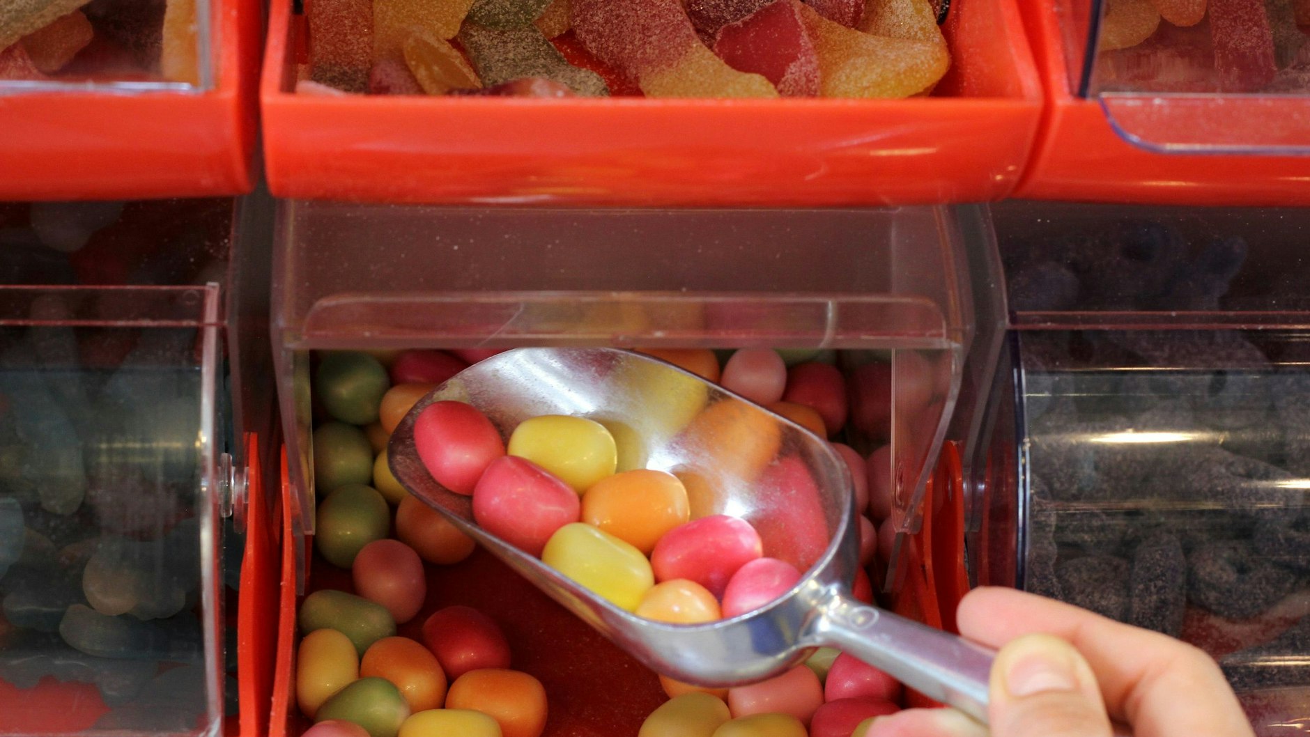 Besonders gern geben Kinder ihr Taschengeld für Süßigkeiten aus. Das sollten Eltern auch zulassen, auch wenn es schwerfällt.