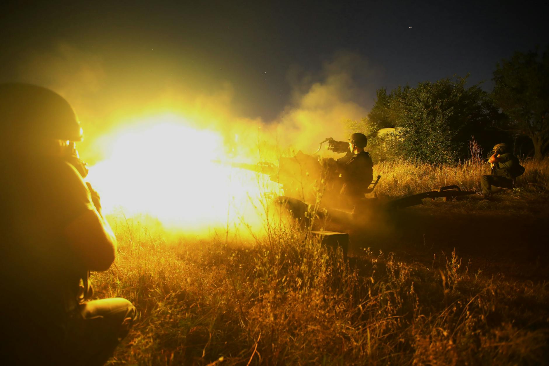 Flugabwehrkanoniere schießen auf russische Streitkräfte. Auch in der Nacht zu Donnerstag wurden in der Ukraine immer wieder Luftalarme ausgelöst.
