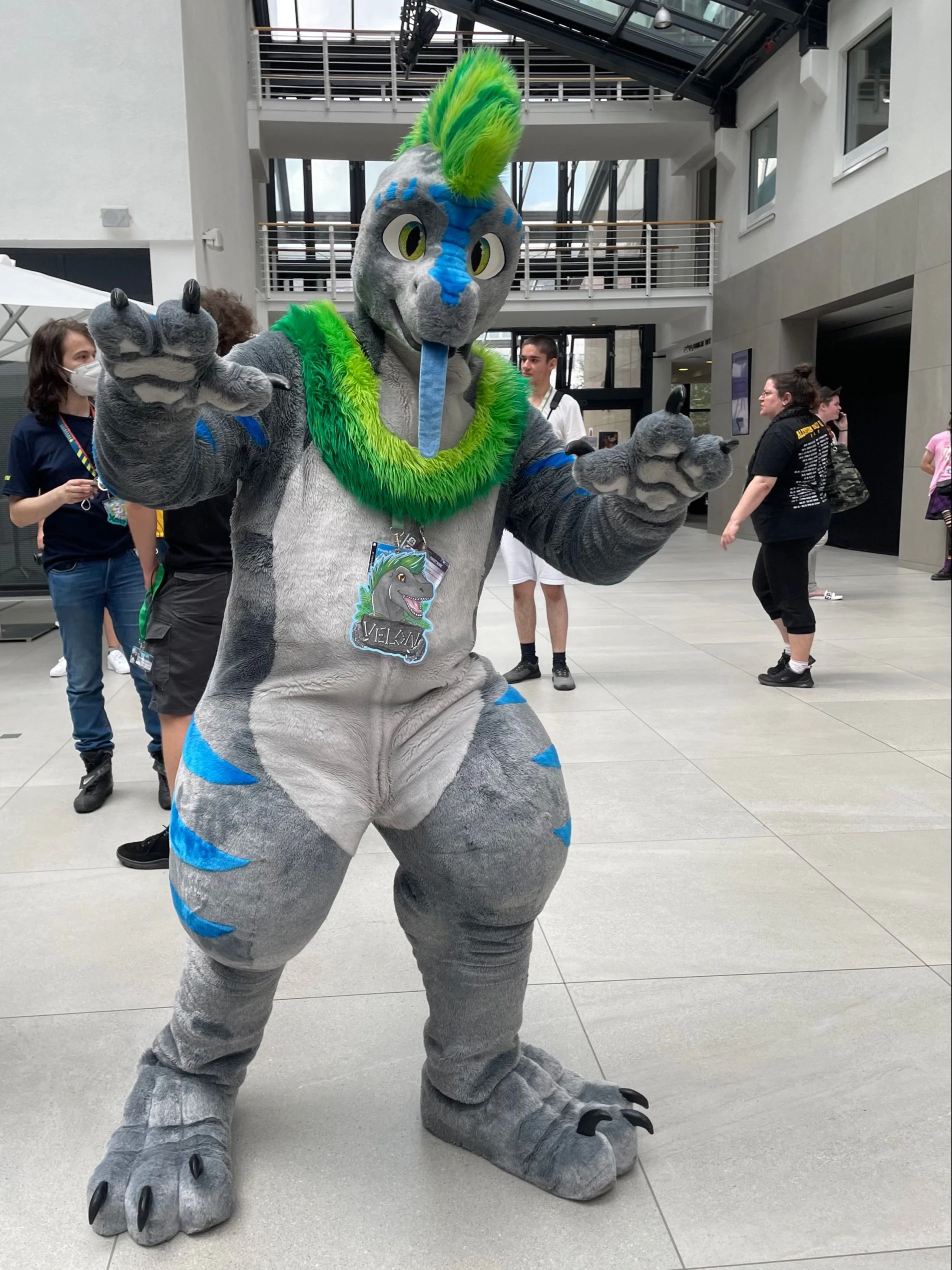 Marcel, einer der Eurofurence-Teilnehmer, als Velociraptor Velon.