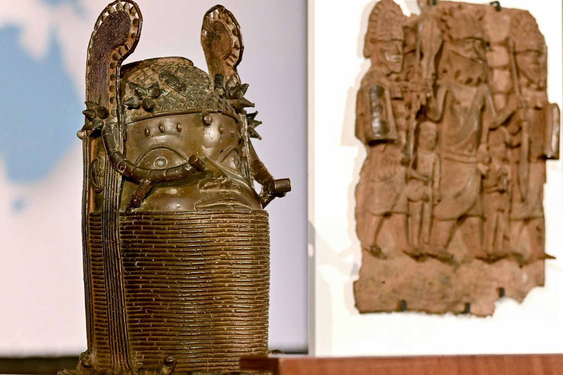 Objekte mit Symbol-Charakter: Zwei der in Berlin befindlichen Benin-Bronzen und Reliefs, die nun nach Nigeria zurückgehen.&nbsp;