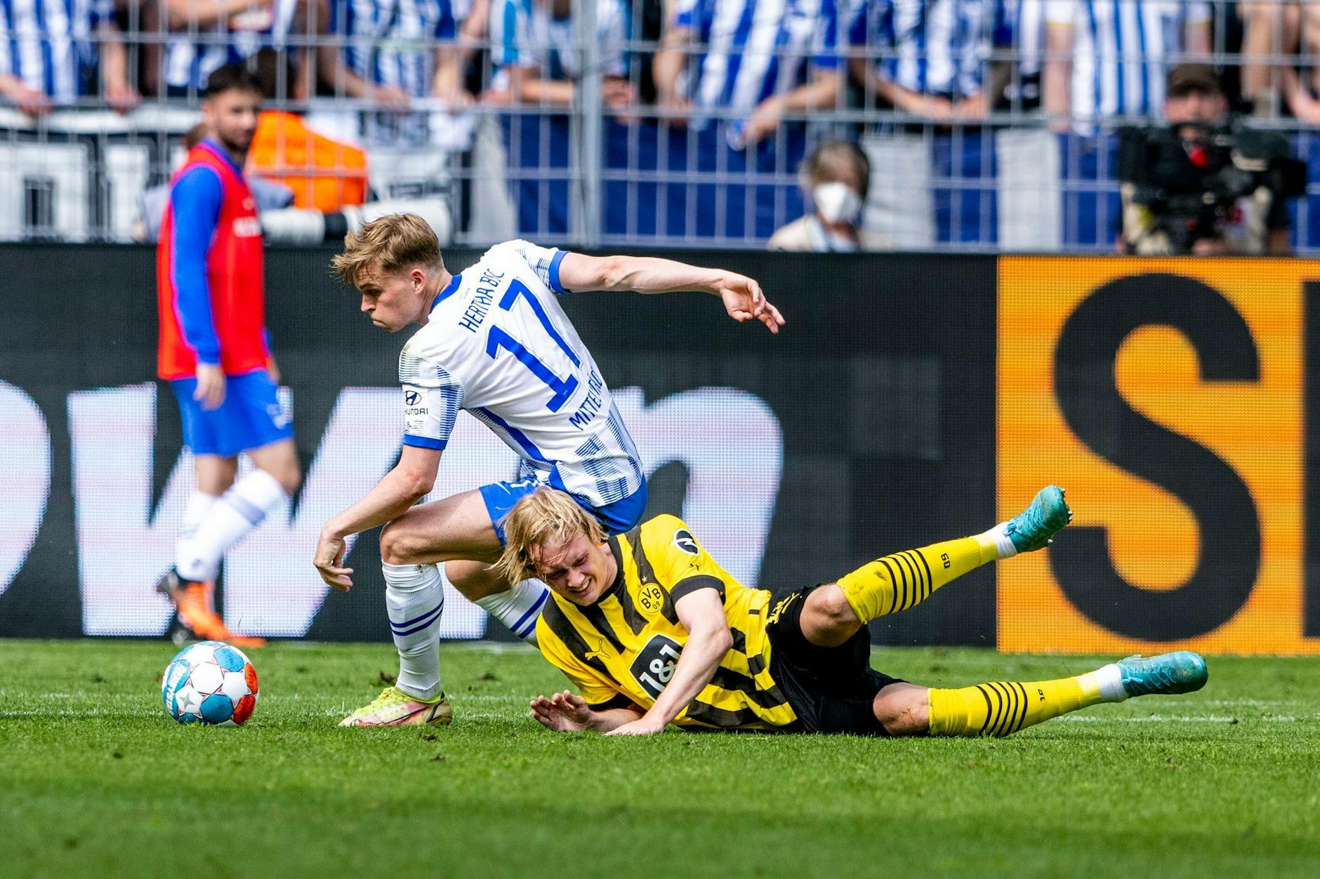 Herthas Maximilian Mittelstädt (l.) und Dortmunds Julian Brandt kämpfen um den Ball.