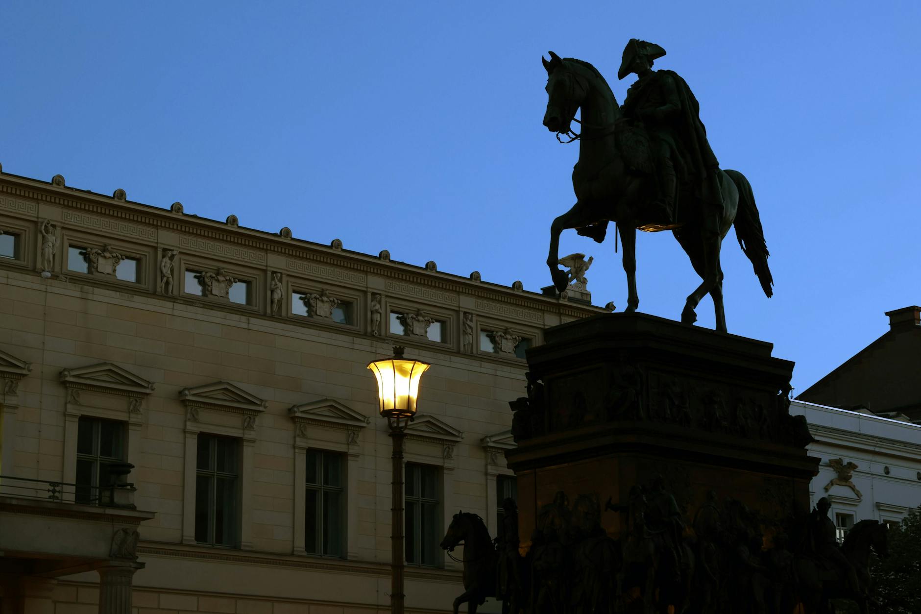 Ein Preußenkönig sieht schwarz: Das Reiterstandbild Unter den Linden wird nicht mehr beleuchtet. 