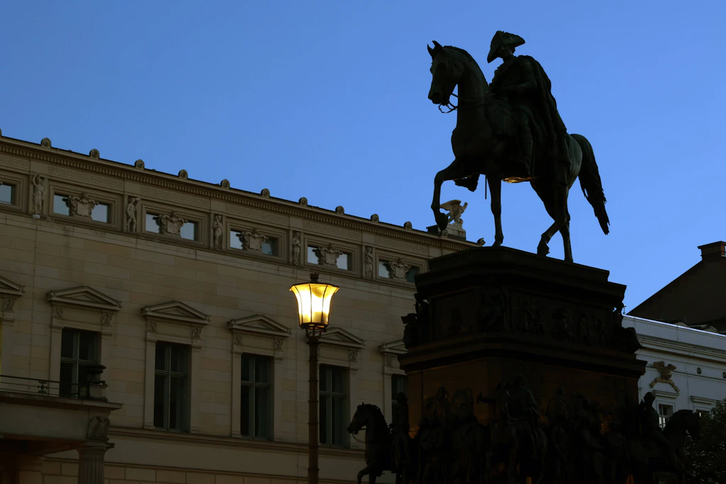 Licht aus! Berliner Sehenswürdigkeiten, die für immer im Dunkeln bleiben sollten