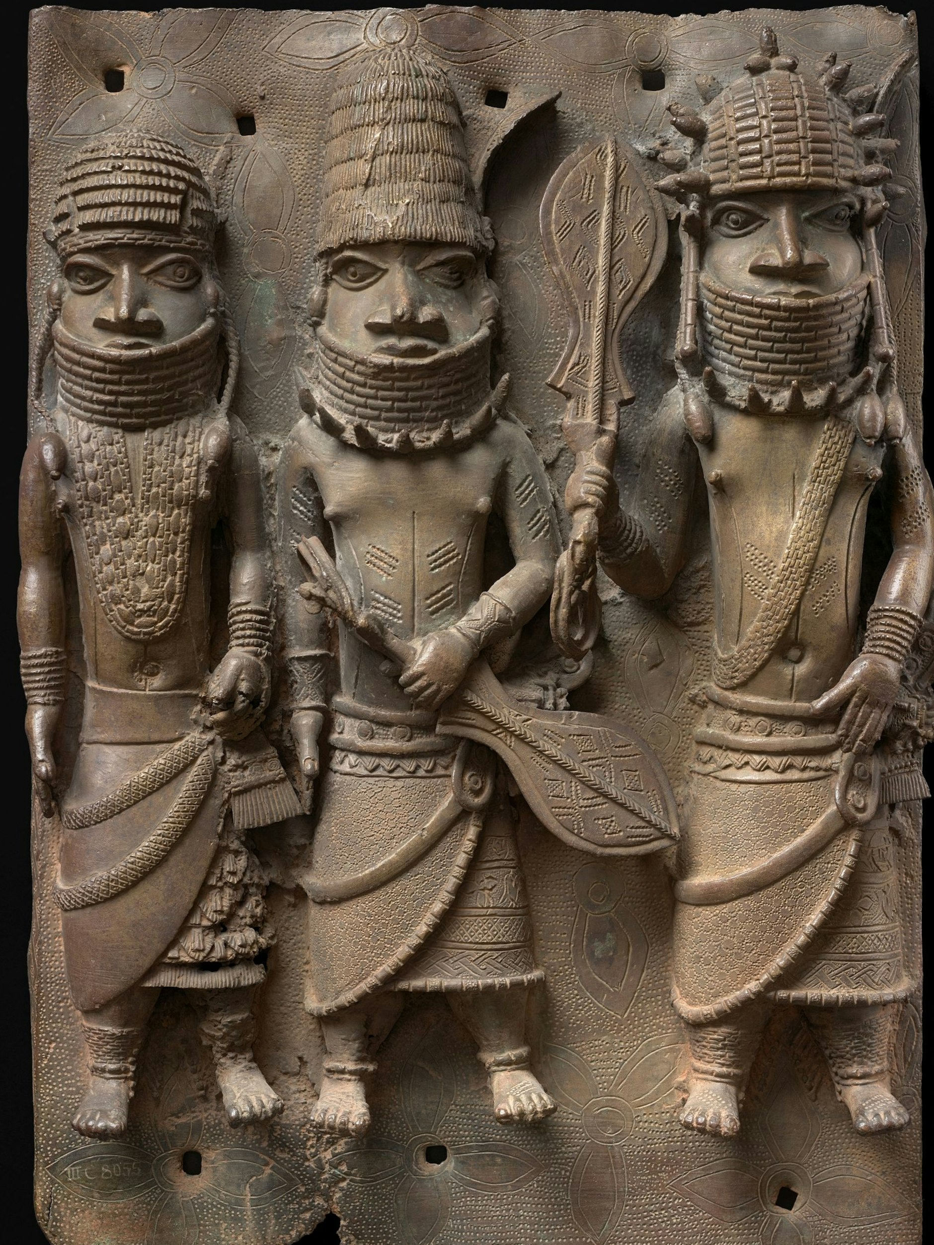 Dieses Messing-Relief aus dem  16. Jahrhundert, das einstweilen in Berlin bleibt, zeigt einen König von Benin mit zwei Begleitern.