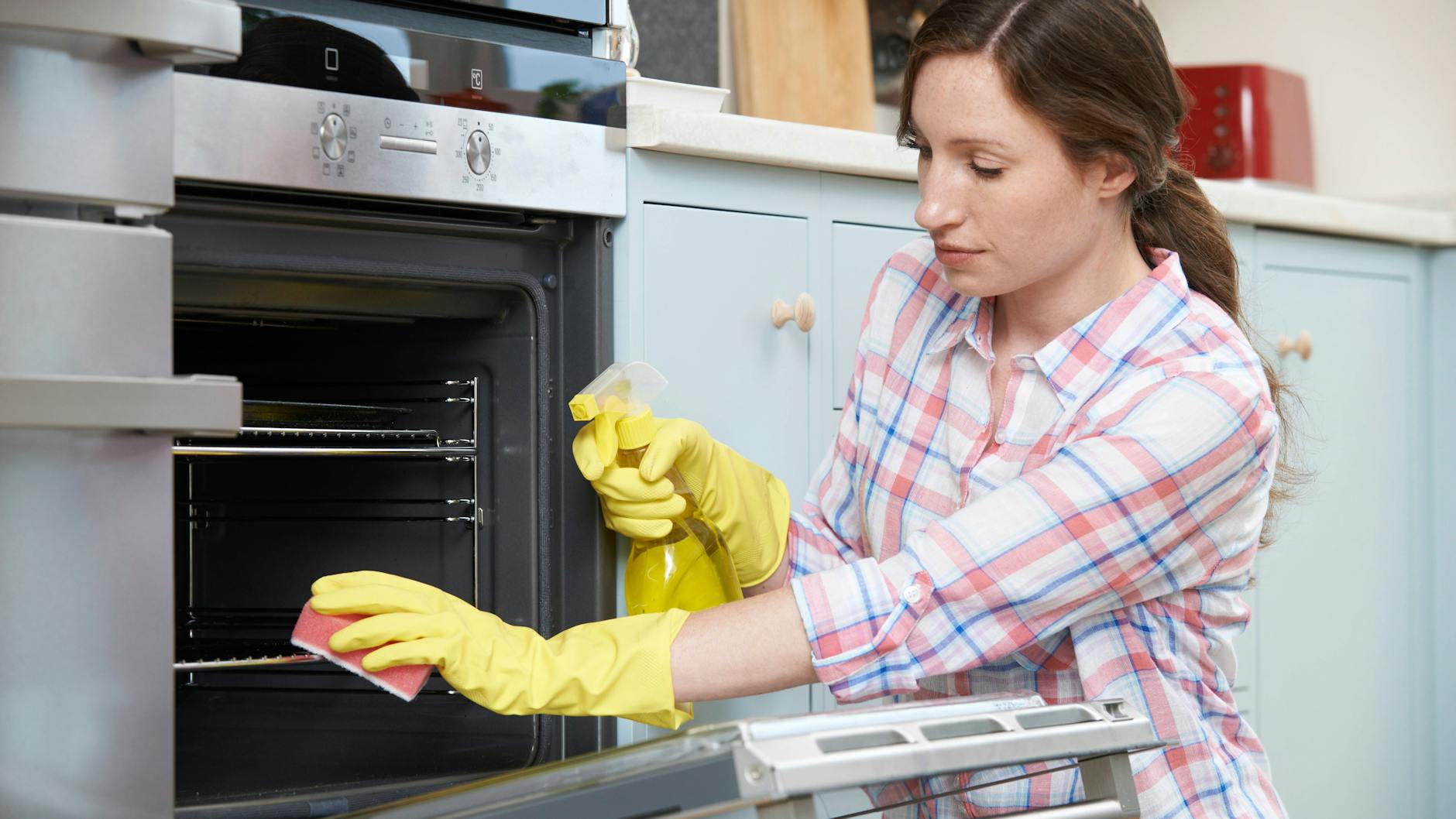 Den Backofen mit Hausmitteln reinigen ist gesünder und umweltschonender als mit Backofenreinigern aus der Drogerie. Außerdem spart man Geld.