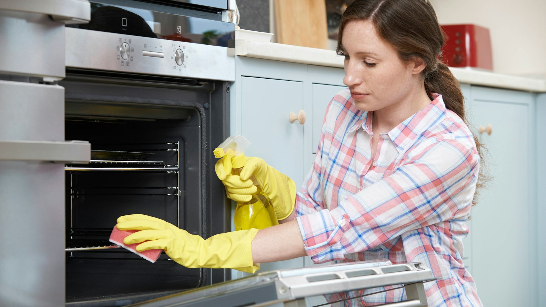 Den Backofen mit Hausmitteln reinigen ist gesünder und umweltschonender als mit Backofenreinigern aus der Drogerie. Außerdem spart man Geld.