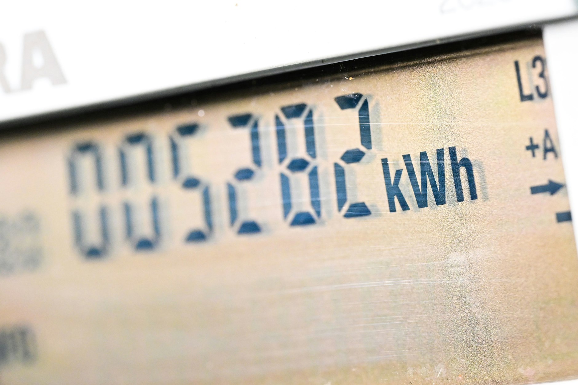 Digitalanzeige eines Stromzählers in einem Privathaushalt. Angesichts der hohen Inflation verzichtet eine Mehrheit der Bundesbürger bereits auf Shoppingtouren und spart Energie. 