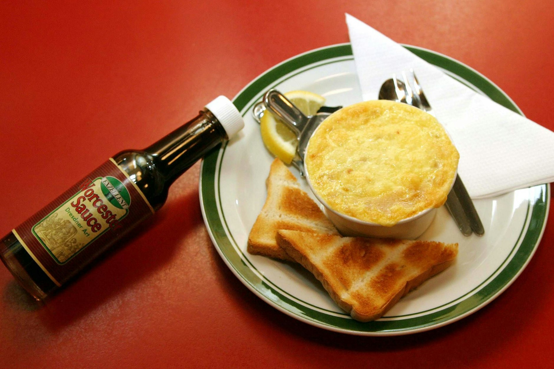 Hat natürlich im Westen einen schlechten Ruf. Dabei ist gut gemachtes Würzfleisch (Ragout fin) ein echtes Gedicht. Und wird noch besser durch Worcestersoße.