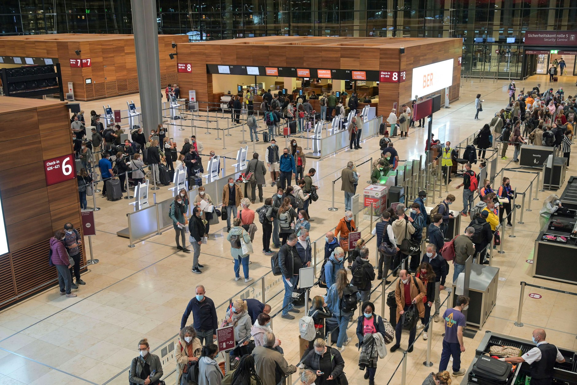 Passagiere in der Haupthalle des BER: Fast jede Airline hat eigenen Regeln fürs Handgepäck. Das könnte sich bald ändern.