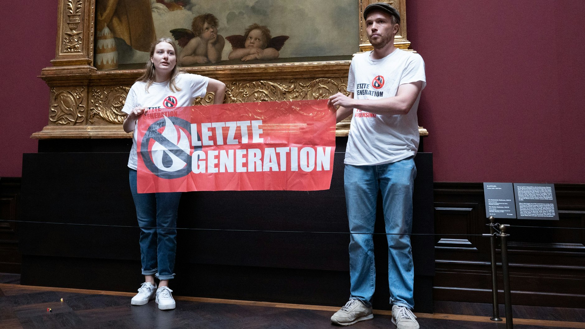Vor zwei Tagen in Dresden, heute in Berlin: Zwei Umweltaktivisten der Gruppe „Letzte Generation“stehen mit einem Banner in der Gemäldegalerie Alte Meister an dem Gemälde „Sixtinische Madonna“ von Raffael.