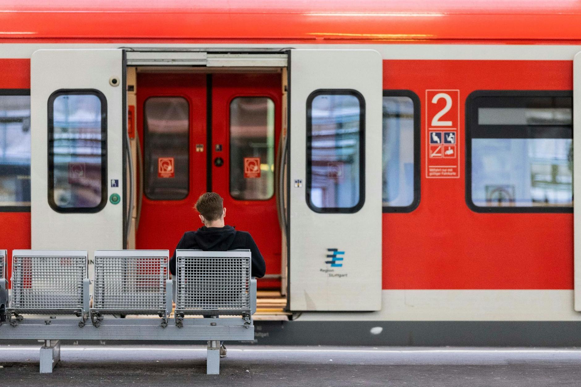Ein Regionalzug, ein höchst erschwingliches Verkehrsmittel.
