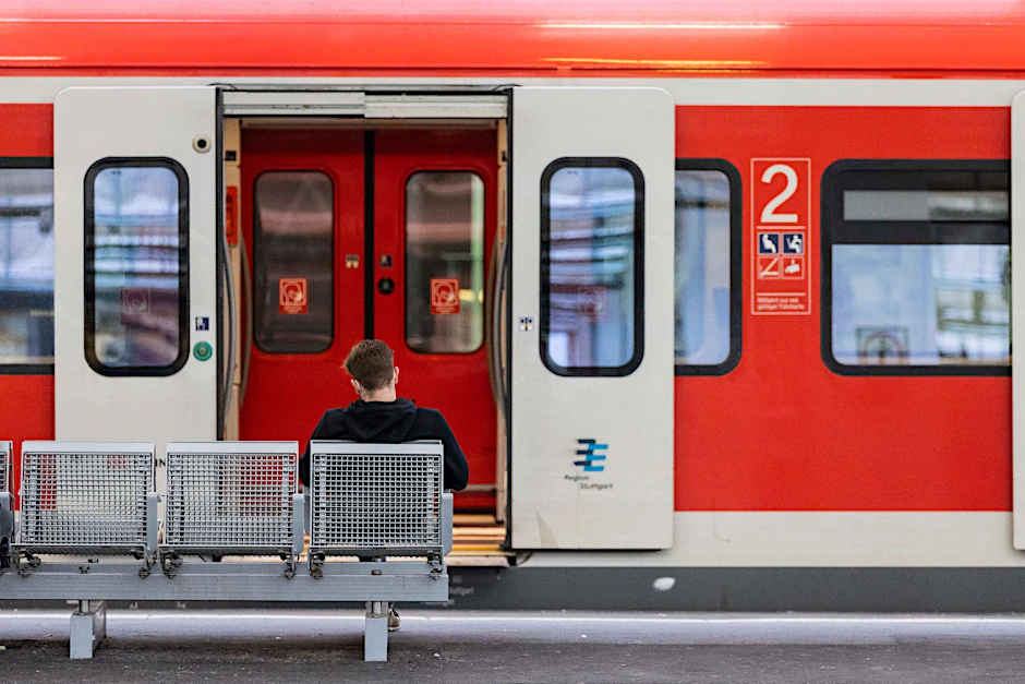 Ein Regionalzug, ein höchst erschwingliches Verkehrsmittel.