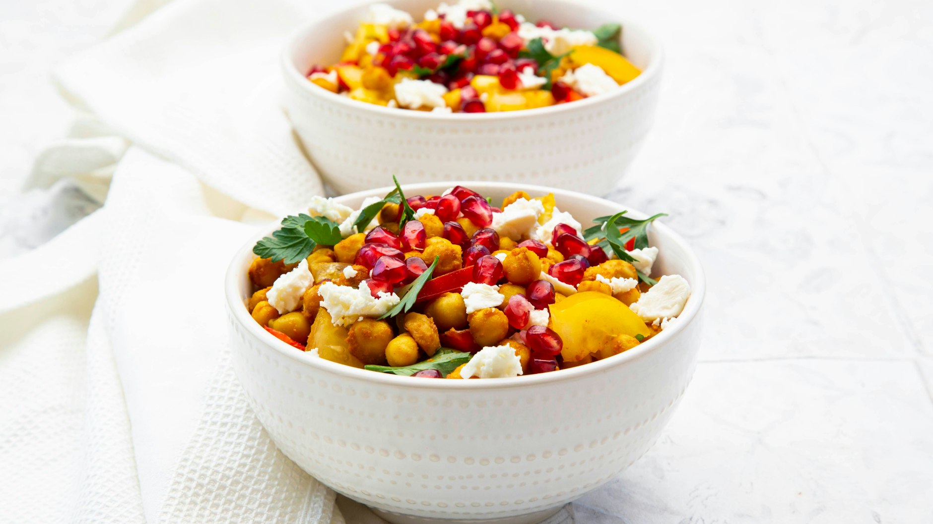 Der leckere Kichererbsen-Salat ist eine echte Geschmacksexplosion.